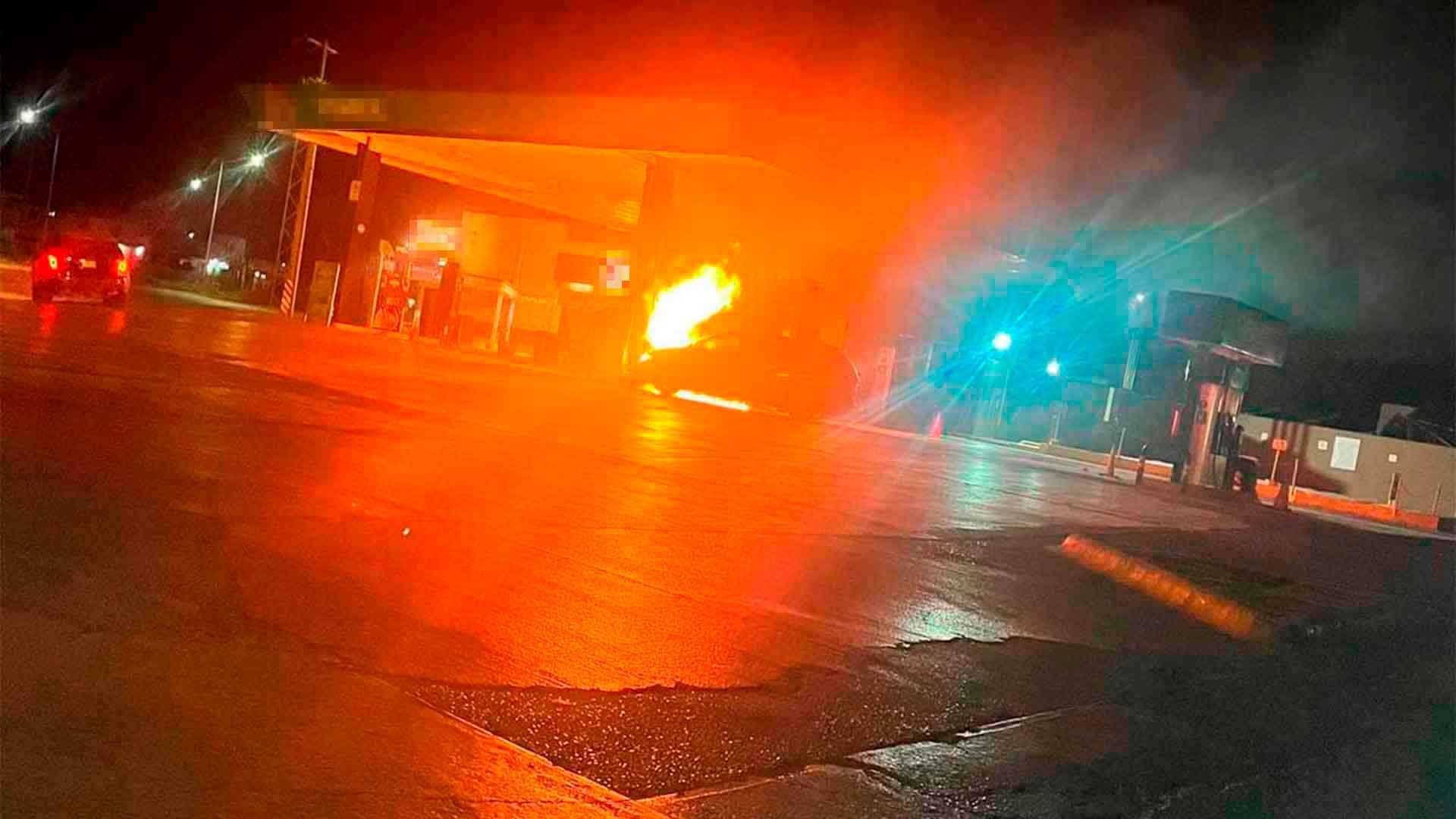 ¡Impactante! Conductor se Estrella contra Gasolinera y se Salva de Incendio