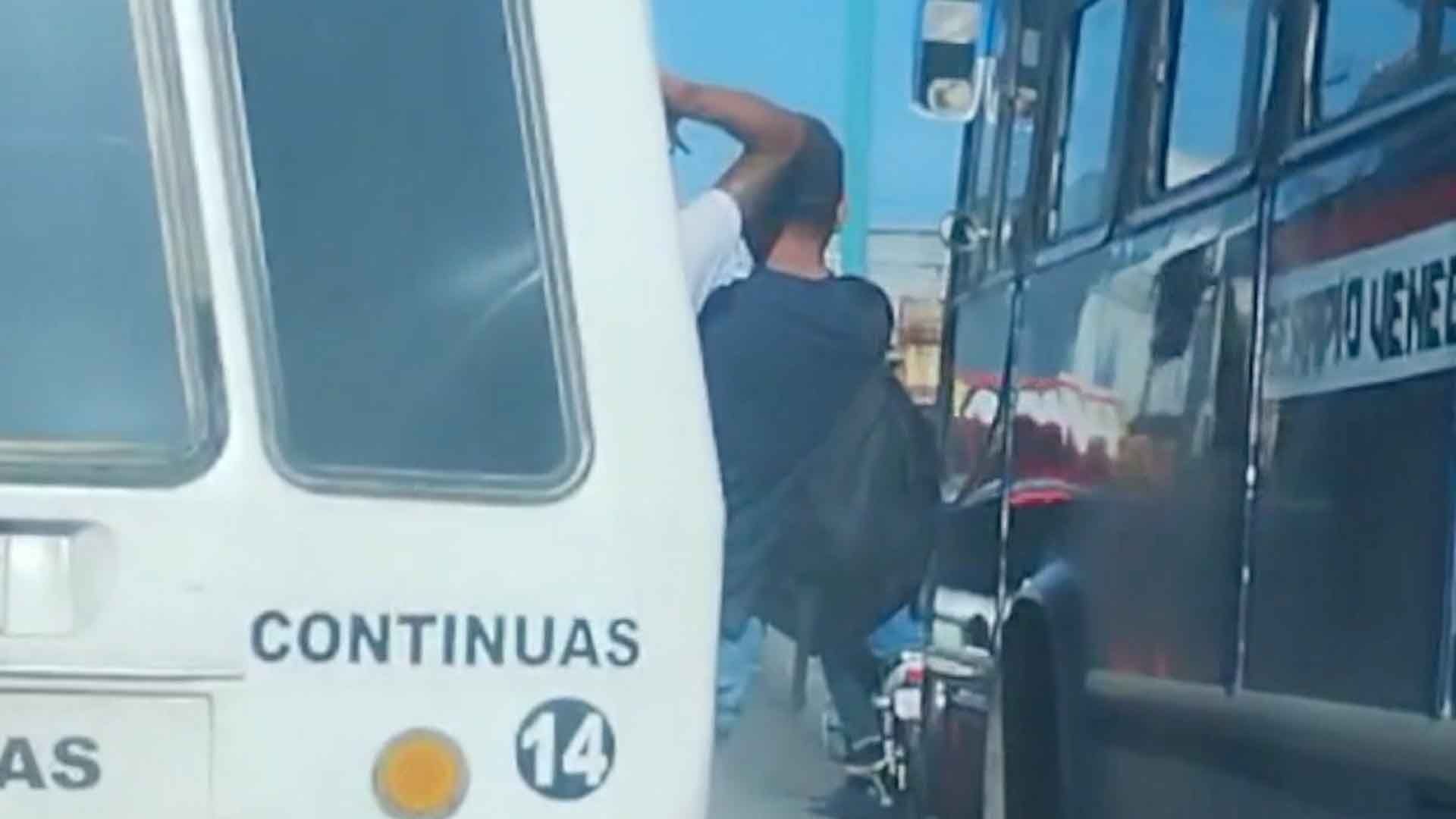 Sorprende Joven Viajando Colgado de Microbús Lleno en Tampico