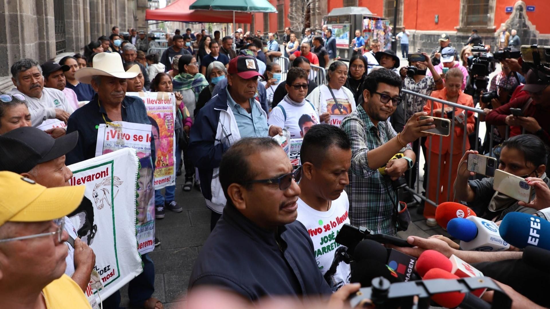 Vidulfo Rosales, abogado de las madres y padres de los 43 normalistas desaparecidos de Ayotzinapa, habla con los medios al término de la reunión con AMLO, 27 de agosto de 2024. Foto: Cuartoscuro