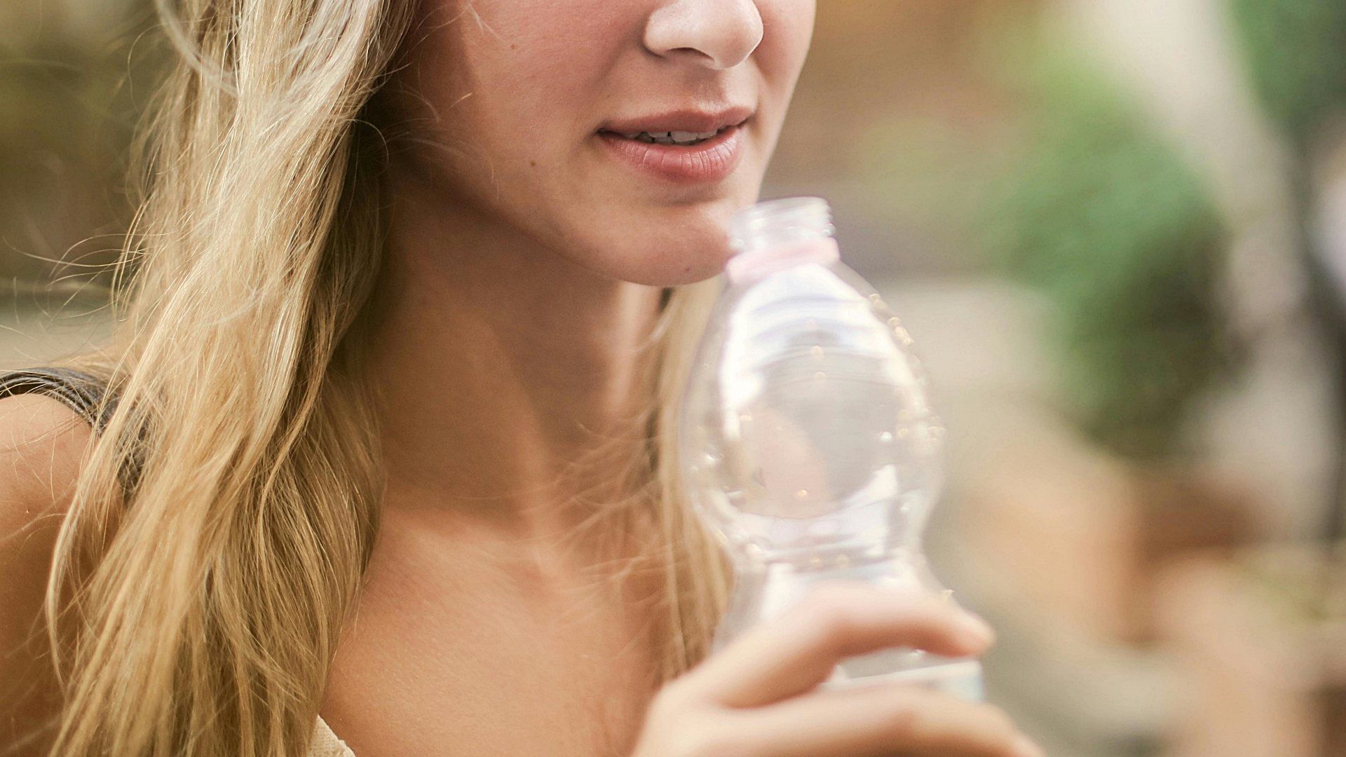 Este es el Motivo por el cual Beber en Botellas de Plástico Puede Aumentar tu Presión Arterial