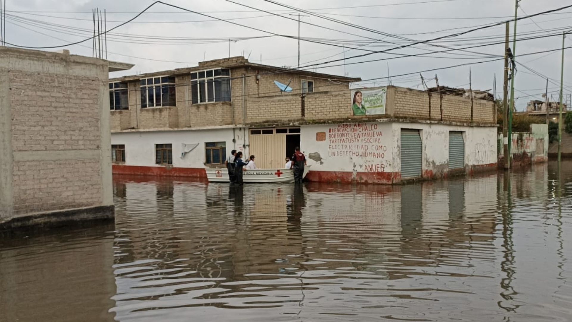 Las calles de Chalco están completamente bajo el agua.