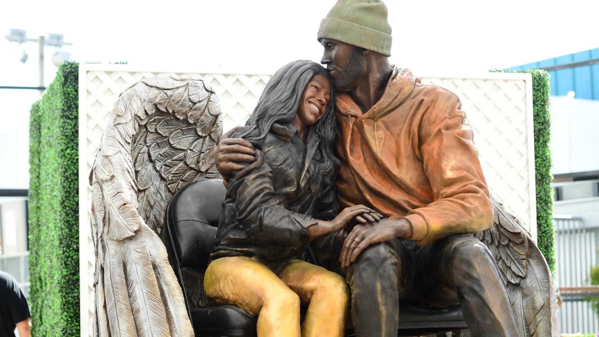 La estatua muestra a Kobe Bryant besando en la frente a Gigi. Foto AFP