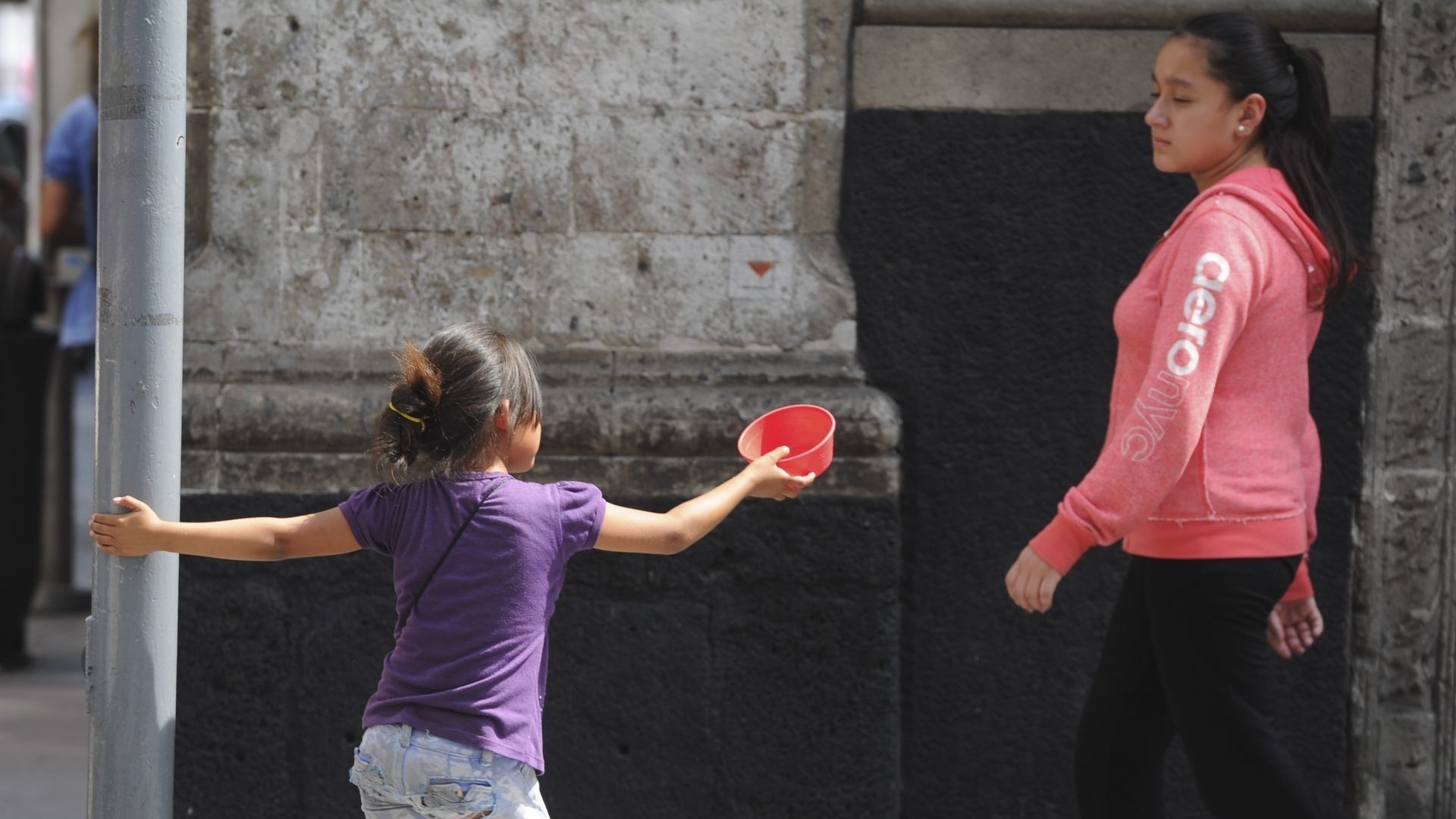 Niña pidiendo dinero en la vía pública