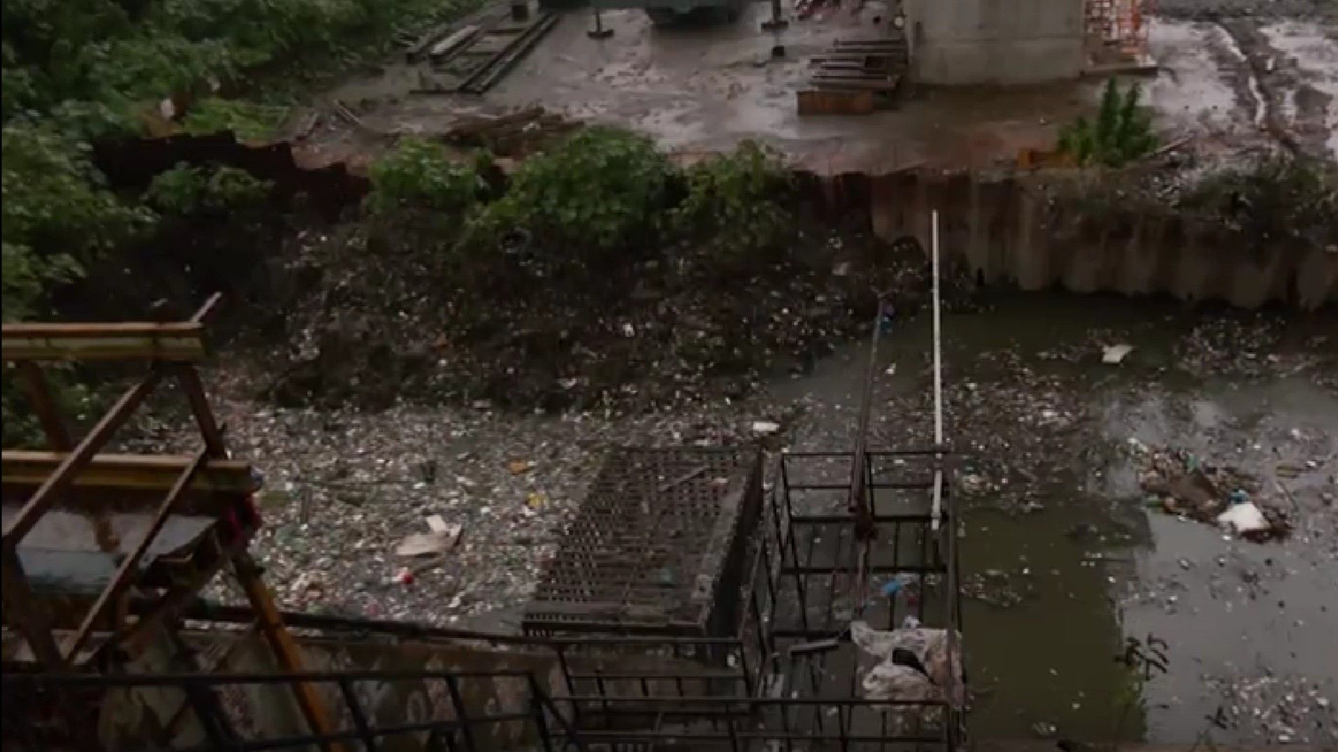 ¿Cómo es un Tapón de Basura que Propicia Inundaciones?