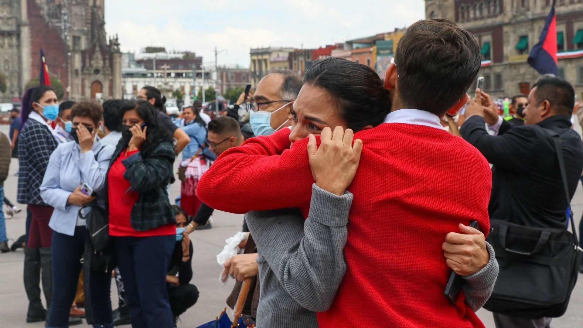 Personas desalojadas de los edificos que rodean el Zócalo tras la activación de la alerta sísmica