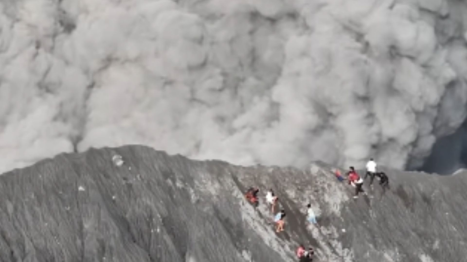 Un grupo de escaladores que subió el pasado sábado, 17 de agosto de 2024, al volcán Dukono de Indonesia, se salvaron de milagro cuando el coloso entró en erupción