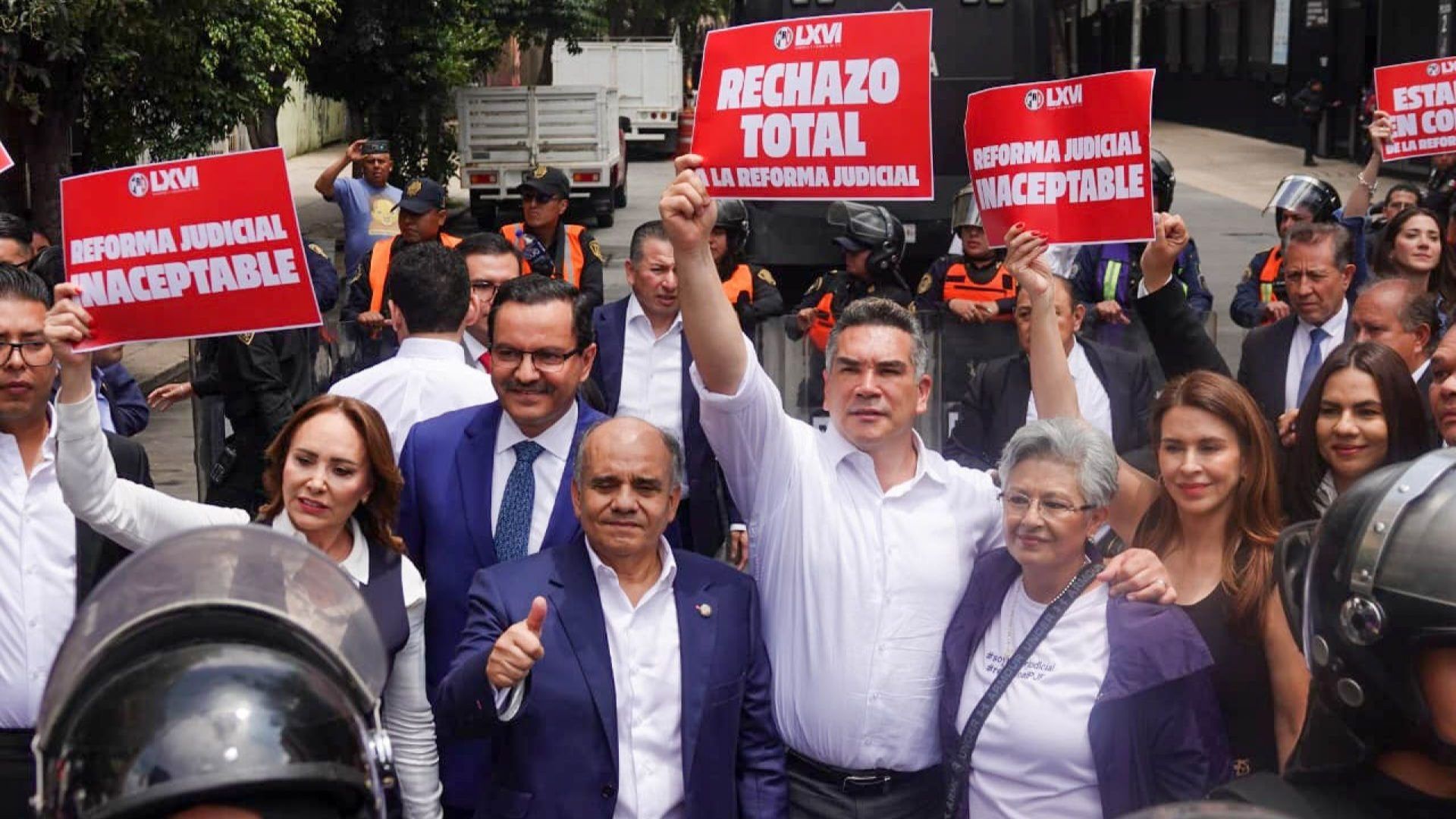 Los senadores priístas Manuel Añorve, Alejandro Moreno Cárdenas y Carolina Viggiano, junto con la vocera de los trabajadores del Poder Judicial, Patricia Aguayo. Foto: Cuartoscuro