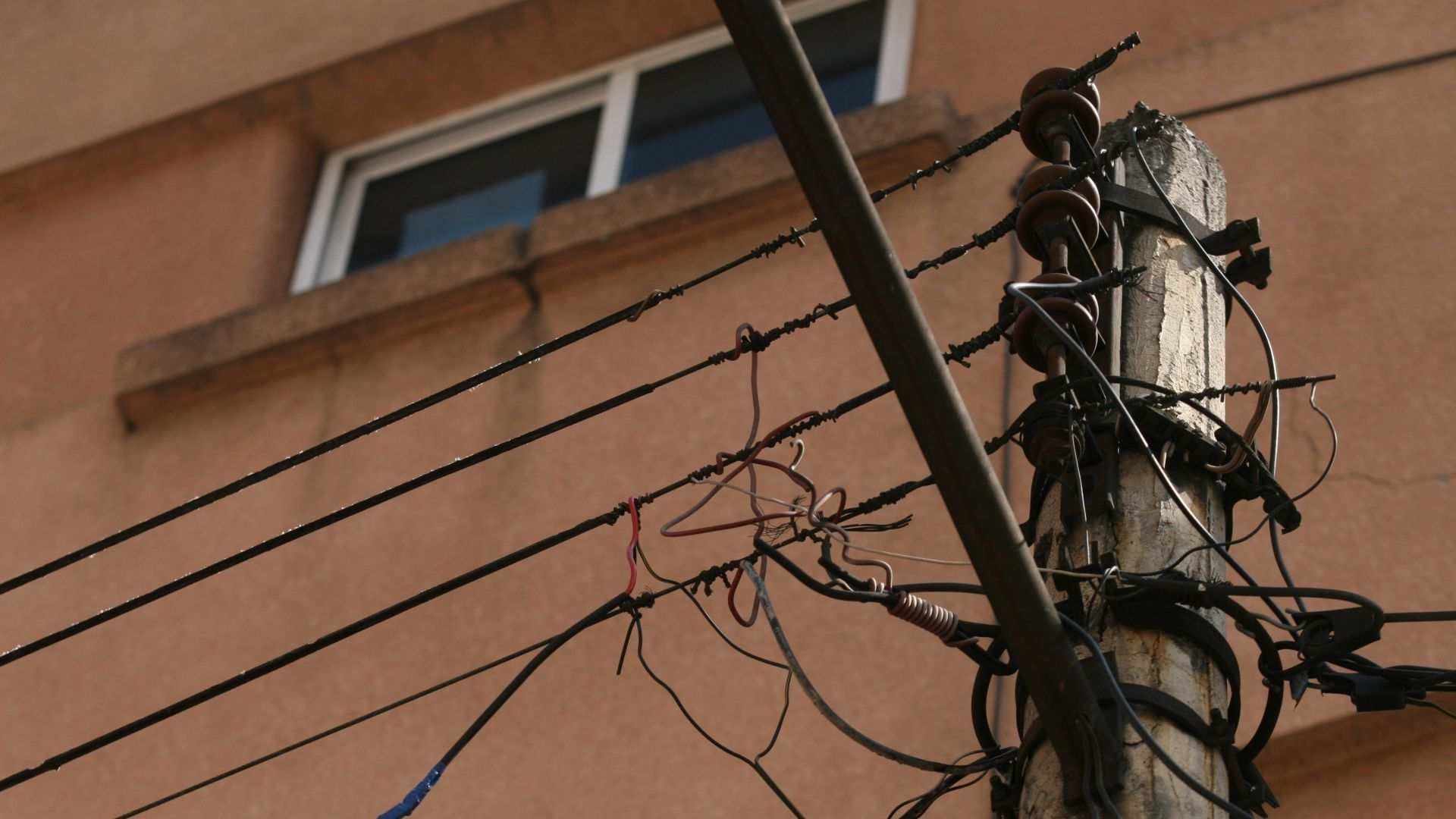 Hombre Agrede con Machete a su Vecino al Descubrir que se Quería "Colgar" de su Luz