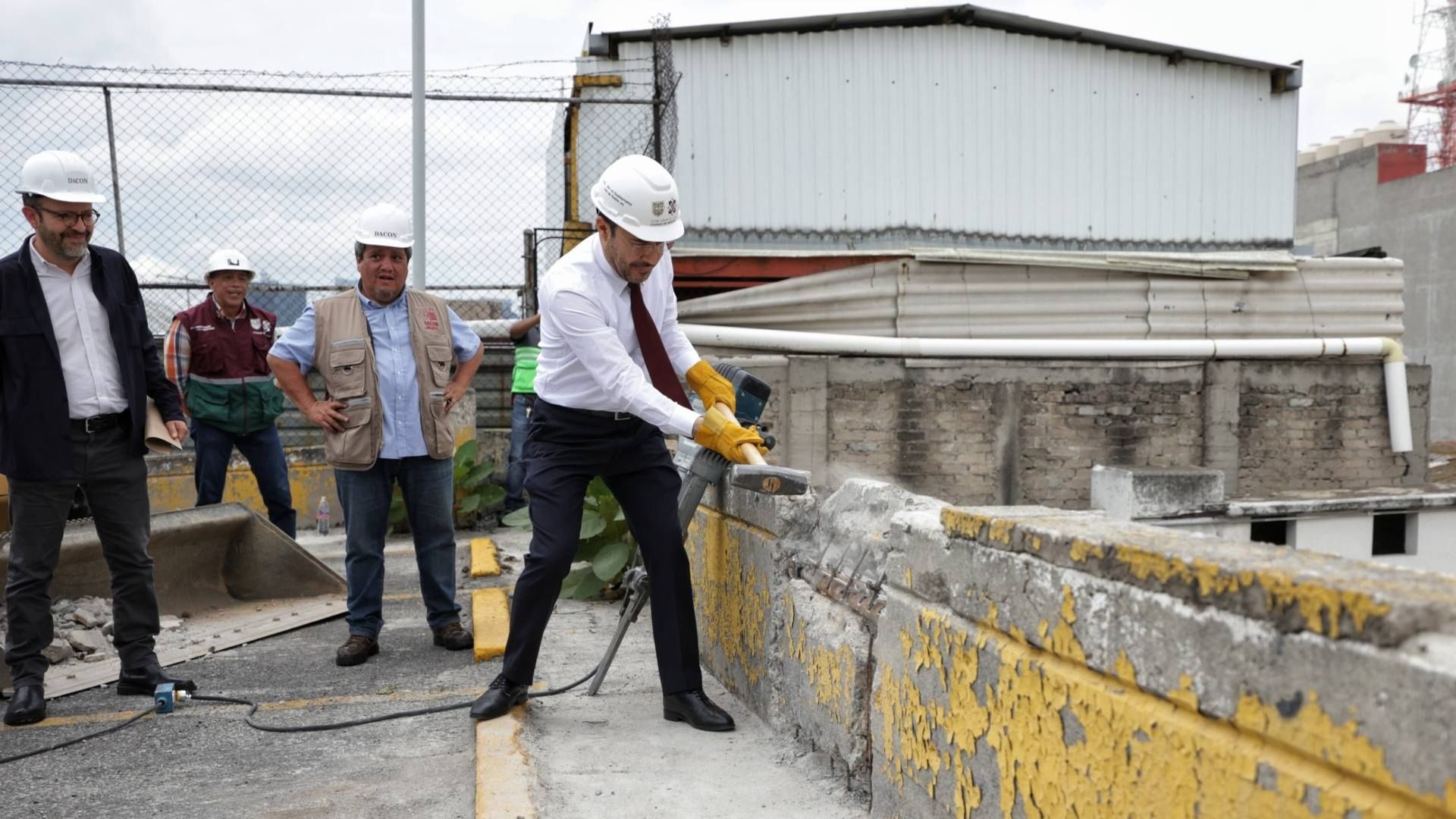 Martí Batres durante el arranque de la construcción de viviendas en predio de la alcaldía Cuauhtémoc.