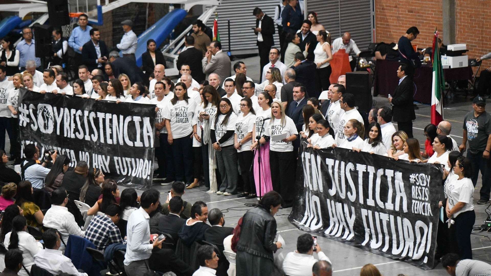 Diputados de la oposición protestando durante la sesión de la reforma judicial