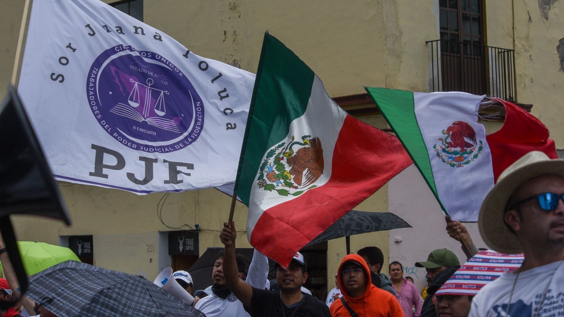 Trabajadores del Poder Judicial con Sede en Toluca se manifestaron en la Cámara de Diputados local. Foto: Cuartoscuro