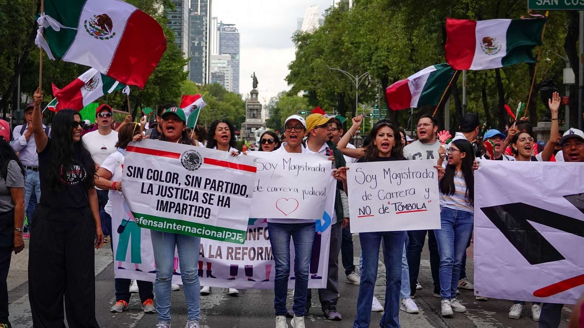 Trabajadores del Poder Judicial protestan en una de las sedes del Senado