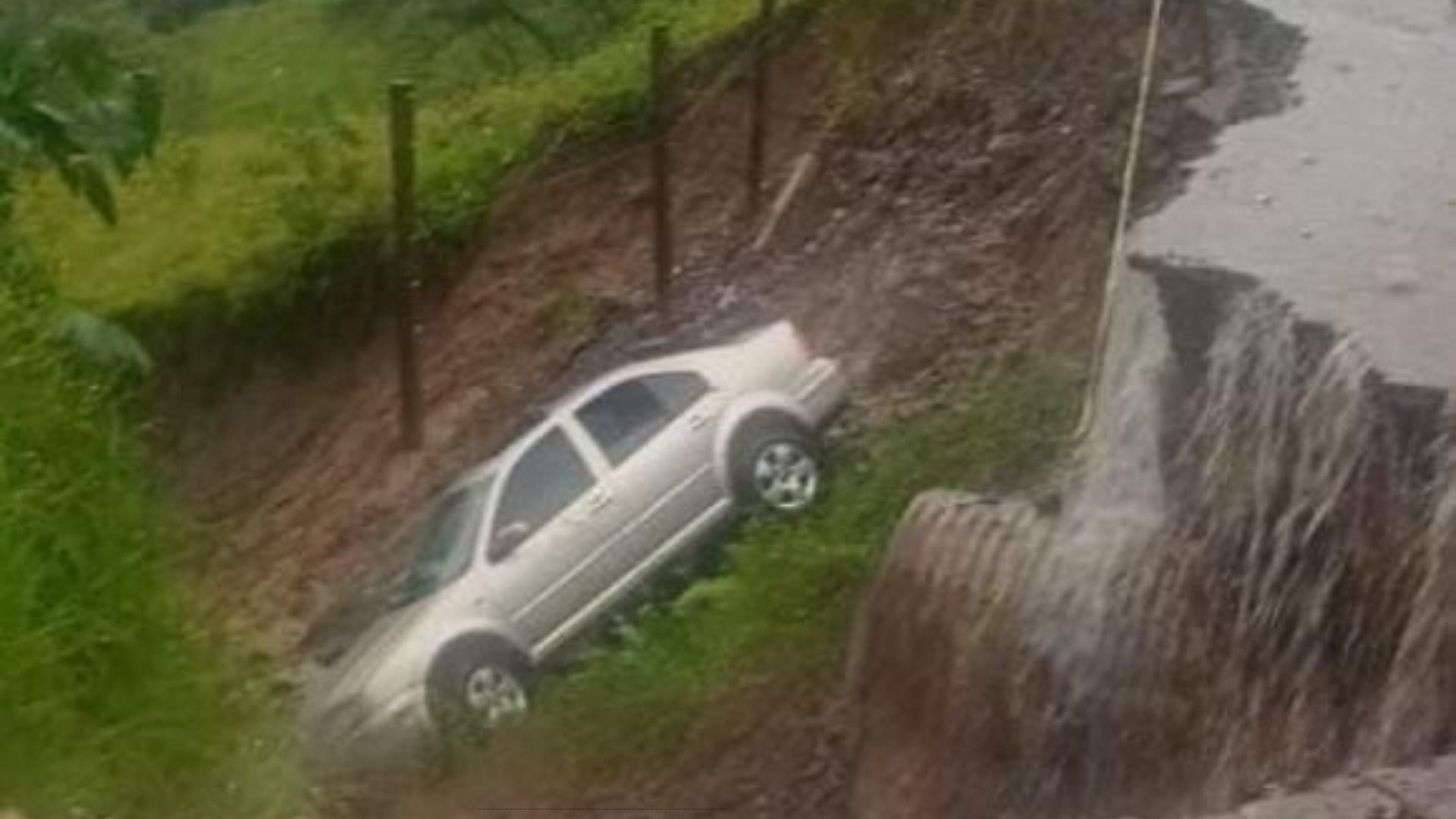 Cayó un Automóvil a Socavón en Carretera Federal a Amixtlán en Puebla