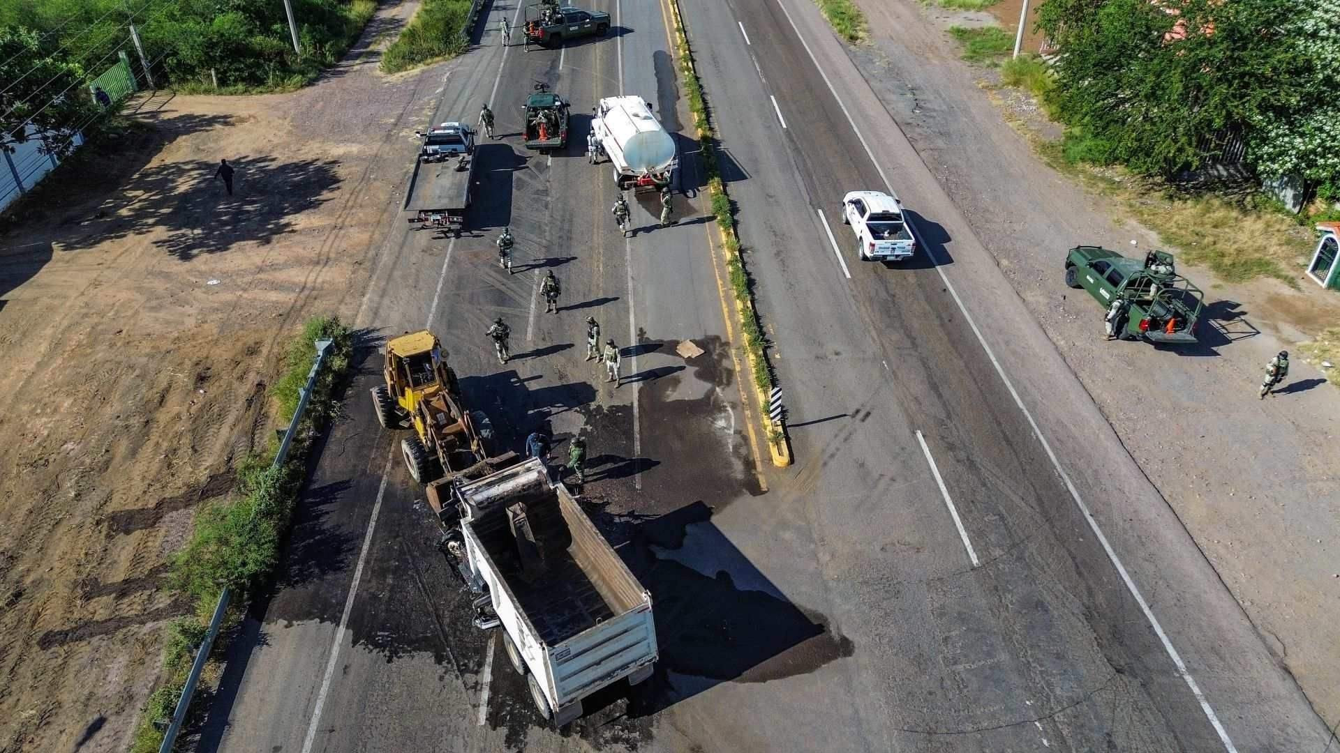 Vista aérea de bloqueos y balazos en la autopista México 15, a la salida sur de Culiacán, Sinaloa