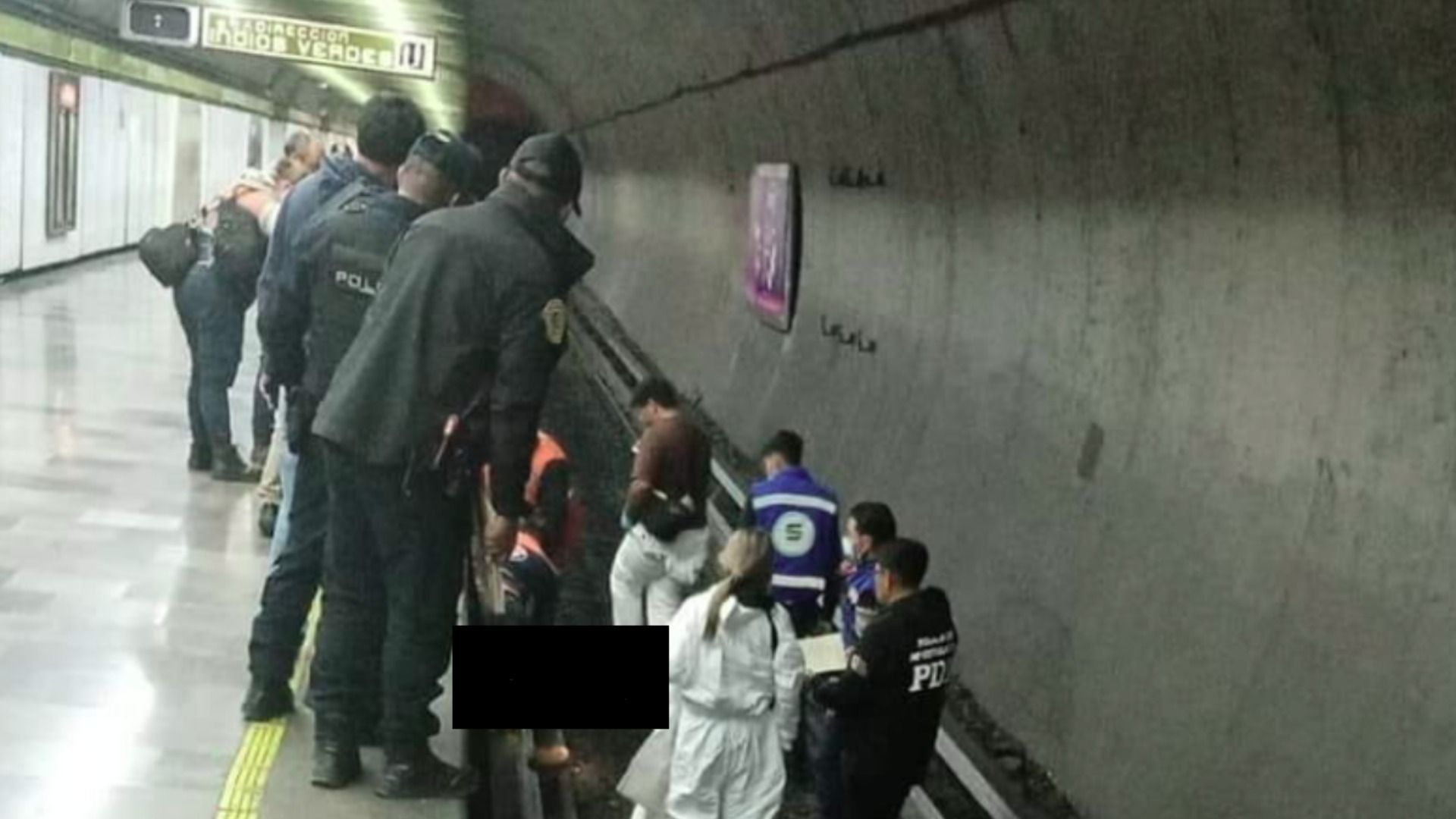 Labores para recuperar un cuerpo sin vida en la estación Viveros de del Metro CDMX