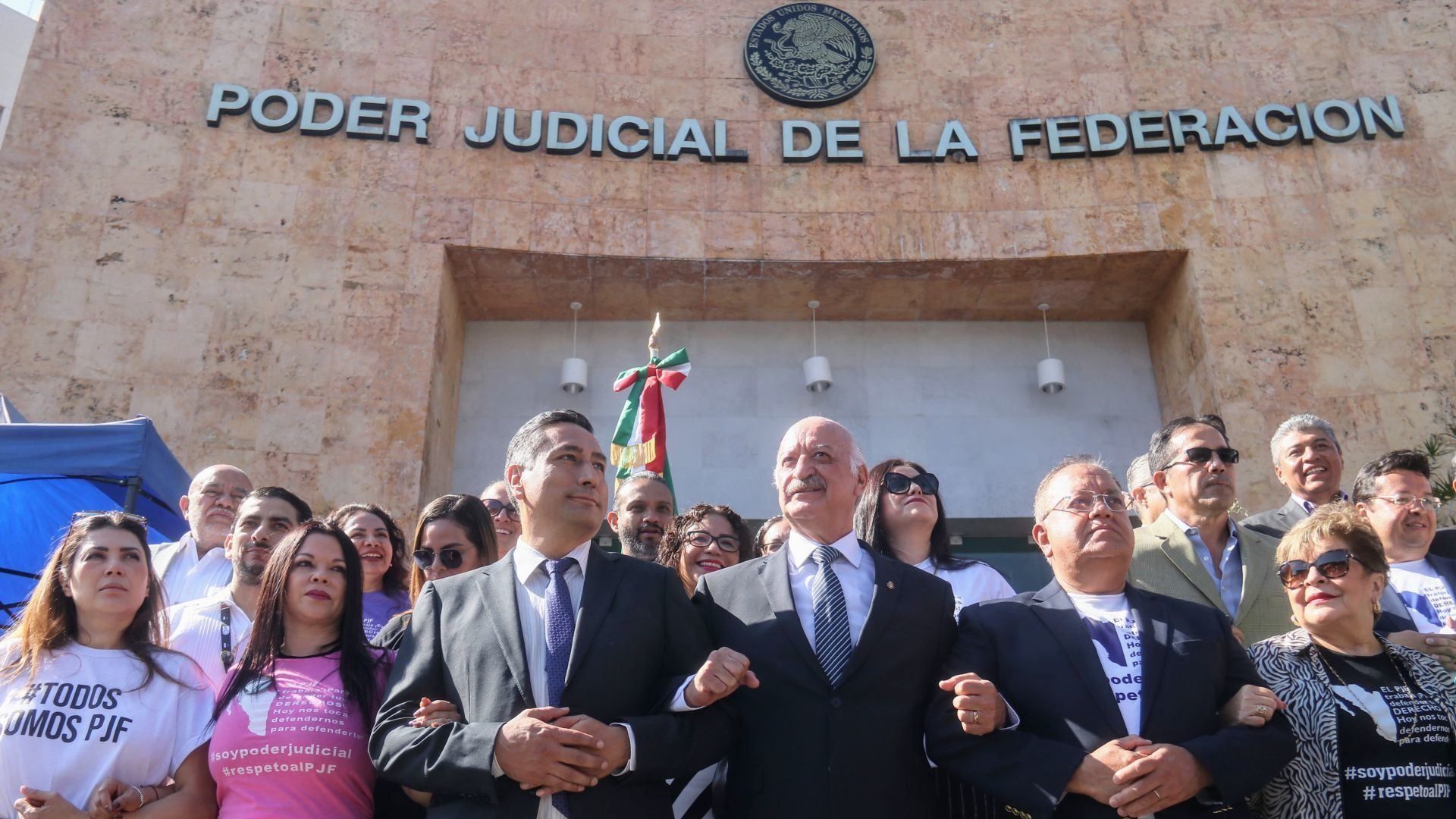 Jueces y trabajadores del Poder Judicial durante una protesta en Cuernavaca