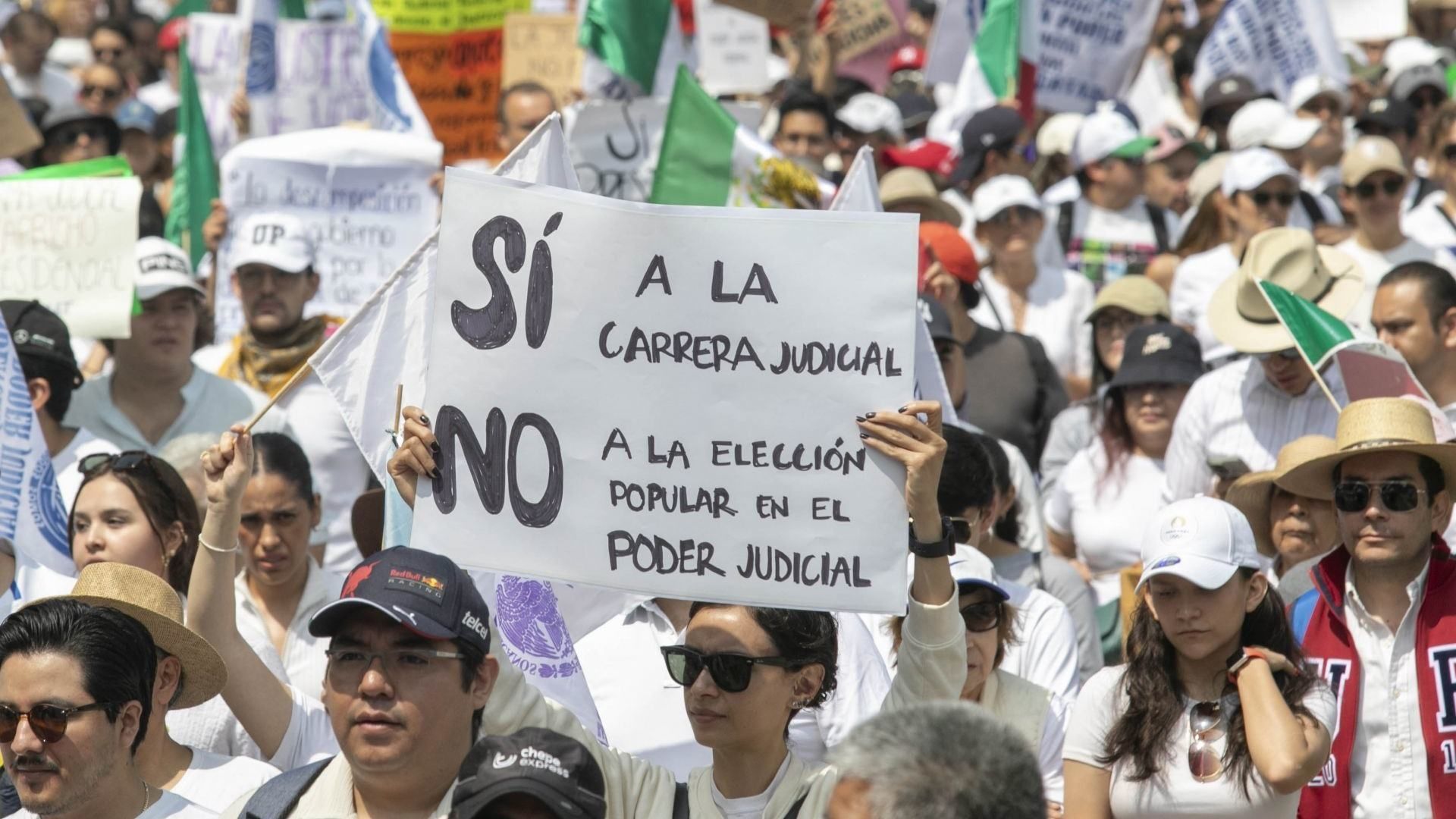 Protesta de estudiantes, jueces y magistrados en la CDMX contra la Reforma Judicial.