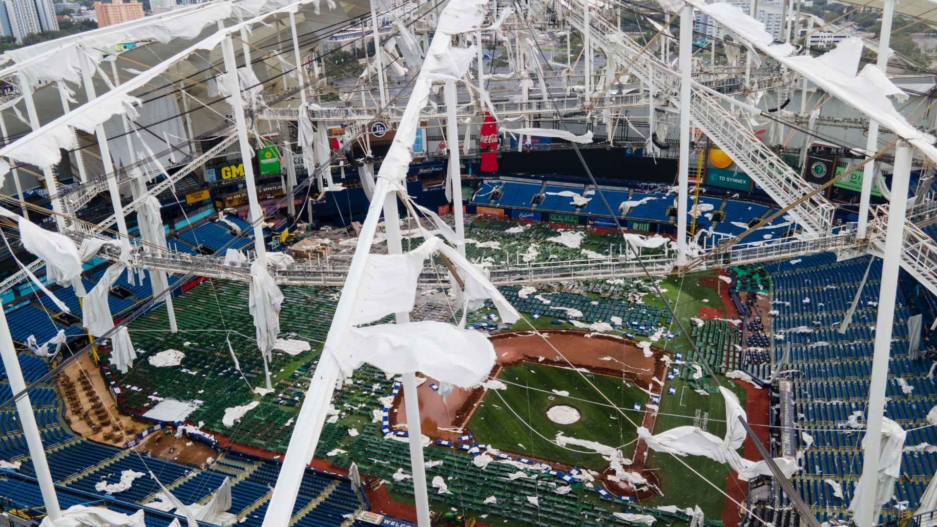 Así luce el parque de beisbol de las 'Rayas' por el impacto del huracán 'Milton'. Foto AP