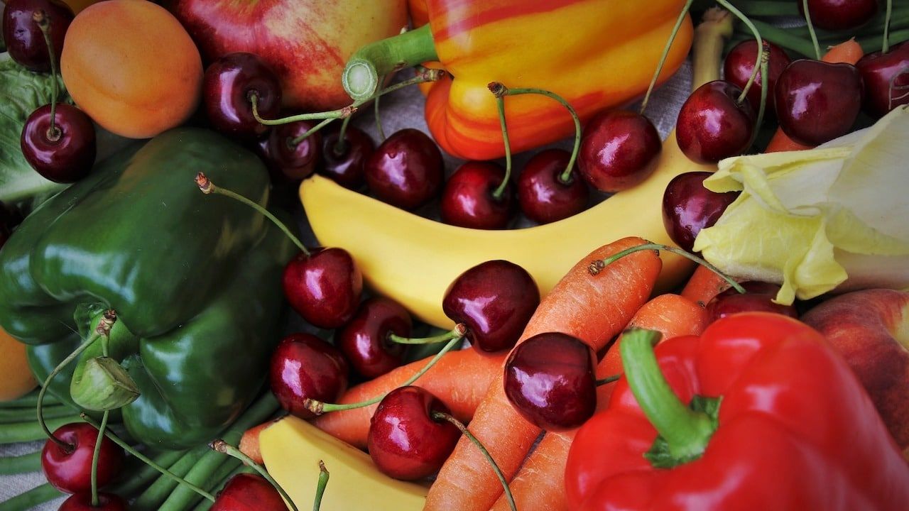 Dieta arcoíris: ¿Qué es y cuáles alimentos recomienda consumir?