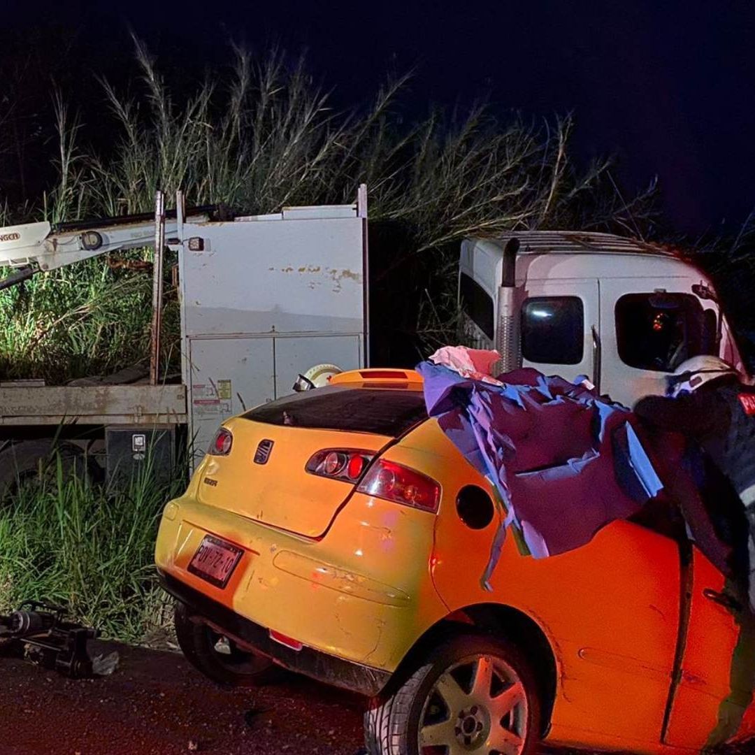 Fatal accidente entre unidad pesada y dos vehículos en el sur de Veracruz.