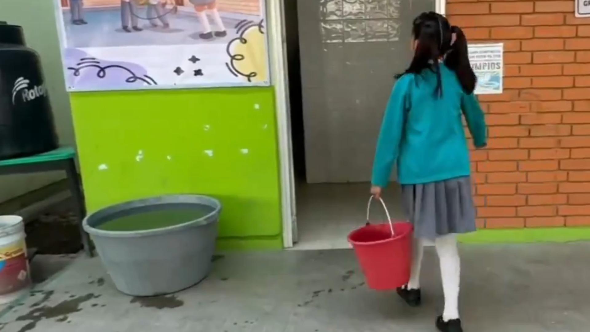 Prometen Pipas de Agua para Escuelas de Chimalhuacán donde Niños Llevaban su Cubeta