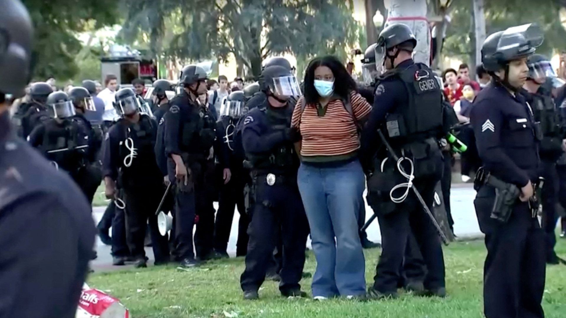 Policías arrestan a una estudiante propalestina en Los Angeles, California