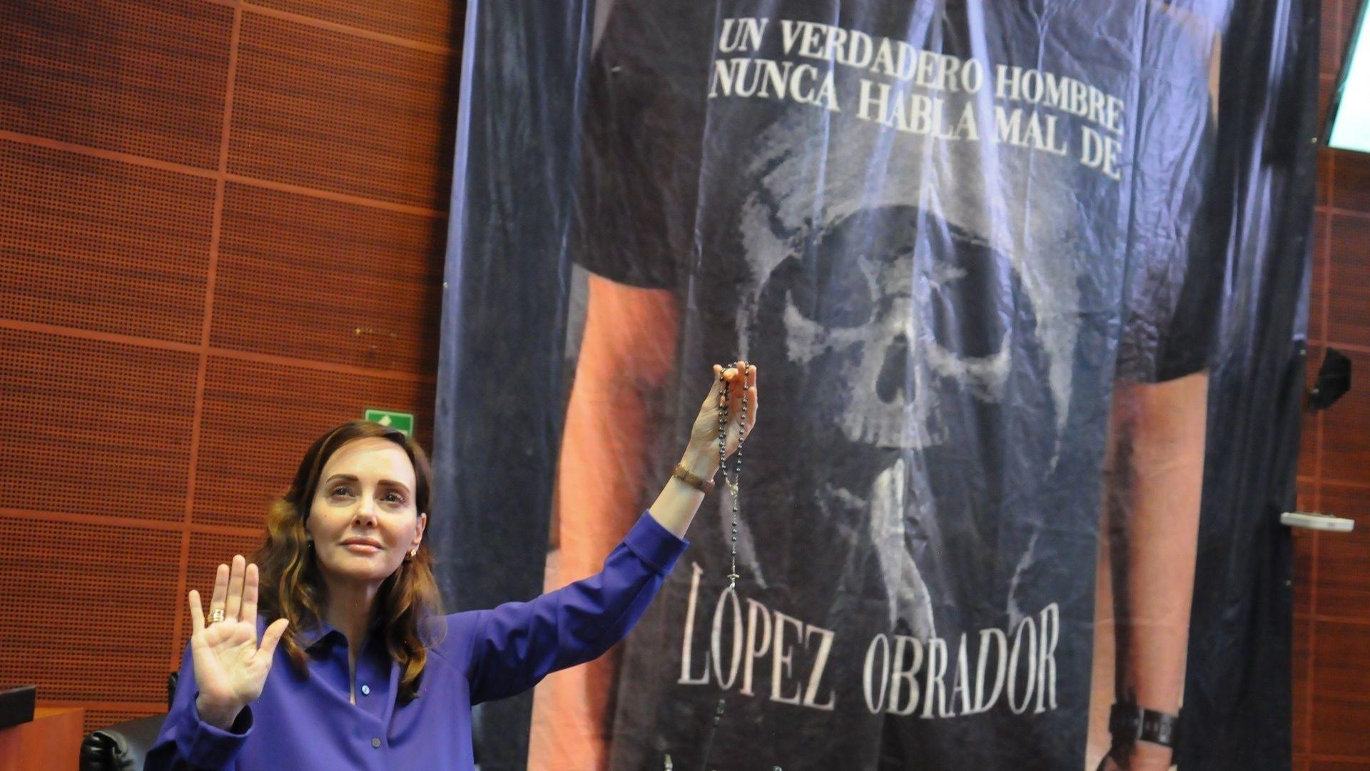 Senadores de Oposición Cuelgan Manta con ‘Meme’ de la Muerte y Reclaman a Morena