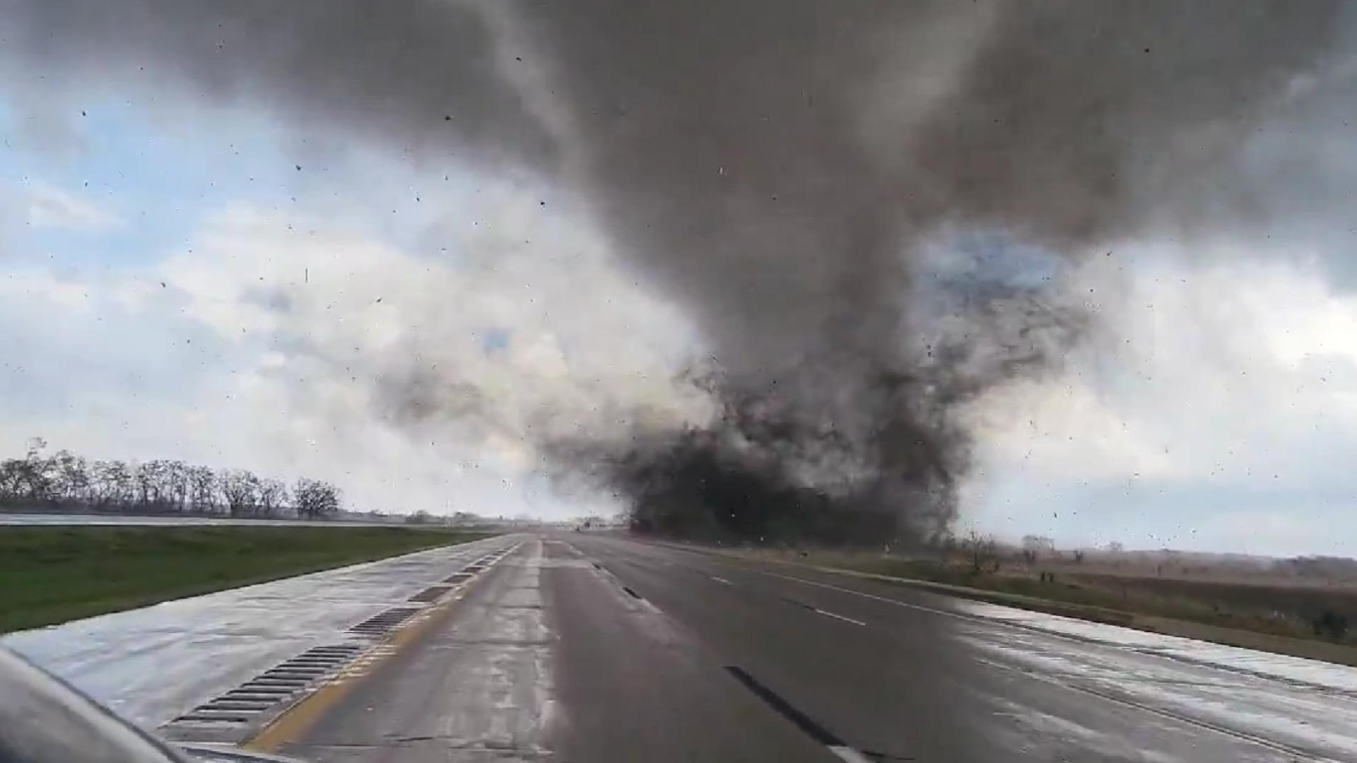 Videos: Tornado Deja Severos Daños Materiales en Nebraska, EUA 