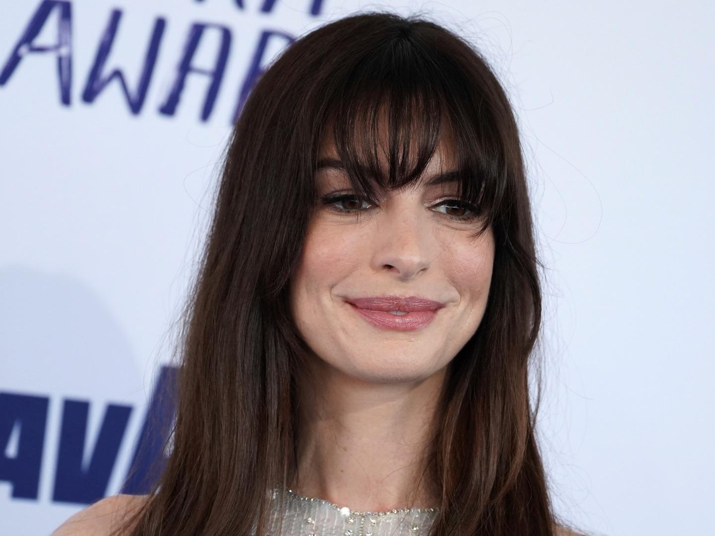 Anne Hathaway Revela que Tuvo que Besar a 10 Actores en 'Asqueroso' Casting