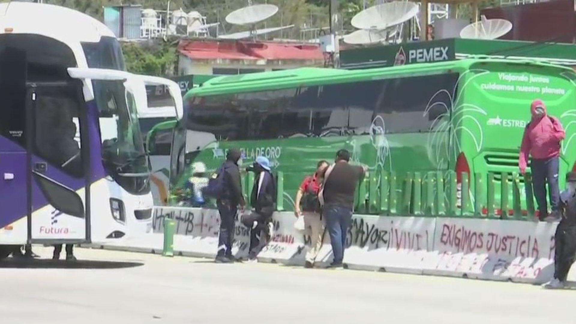 Normalistas de Ayotzinapa Bloquean de Forma Intermitente la Autopista del Sol