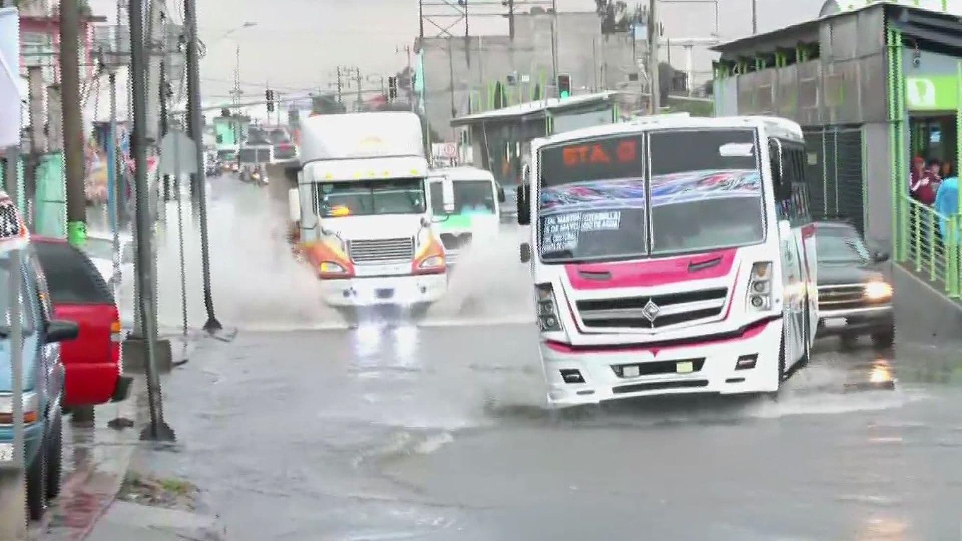 Reportan Inundaciones en la México-Pachuca, en Tecámac, Edomex