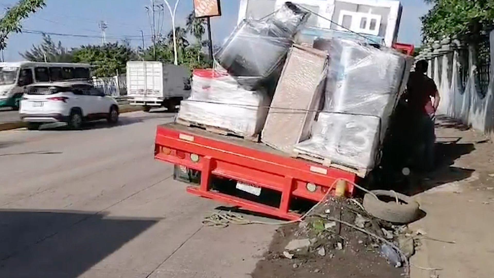 Camión Cae en Registro Abierto Frente a Cuartel Militar