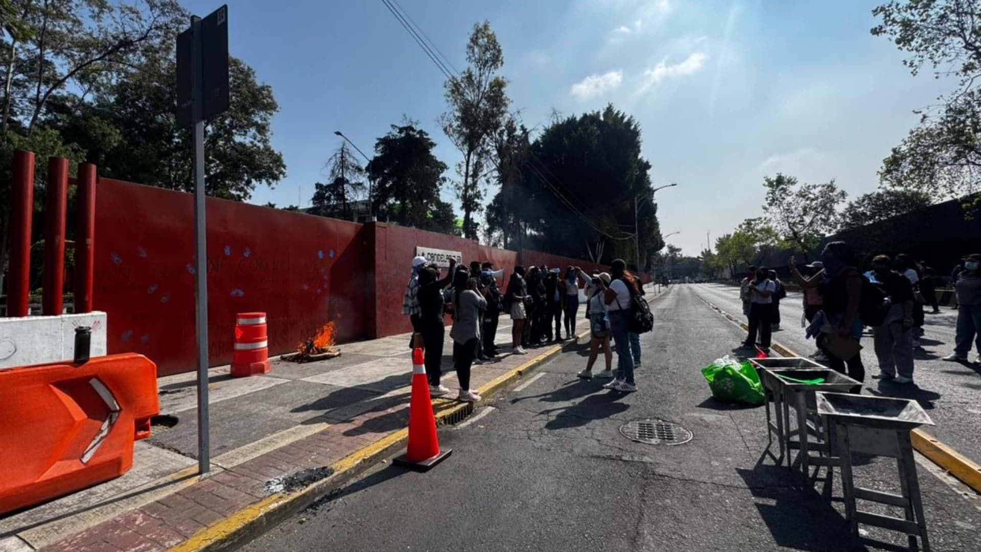 Estudiantes de la UPN Protestan Frente a la Cámara de Diputados; Esto Es lo que Piden