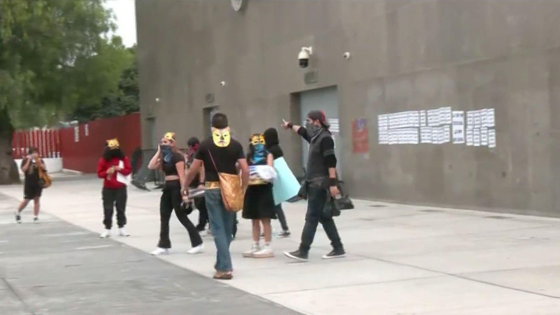 Estudiantes de la UPN Realizan Protesta con Cacerolas Frente a la Cámara de Diputados