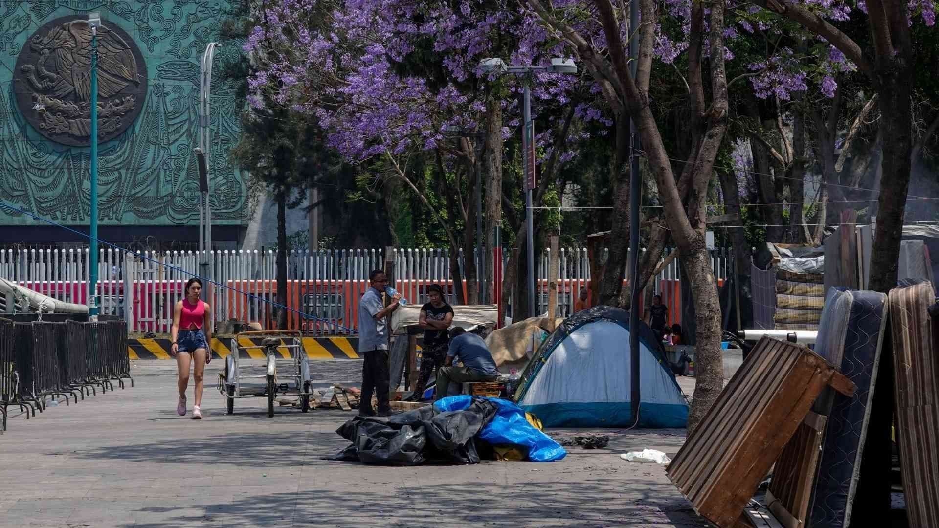 Migrantes Desalojados de Plaza la Soledad Instalan Nuevo Campamento cerca de Cámara de Diputados