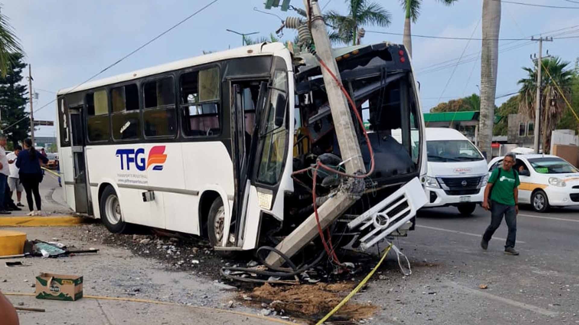 Unidad de Transporte de Personal Choca Contra Automóvil en Altamira; Esto Pasó