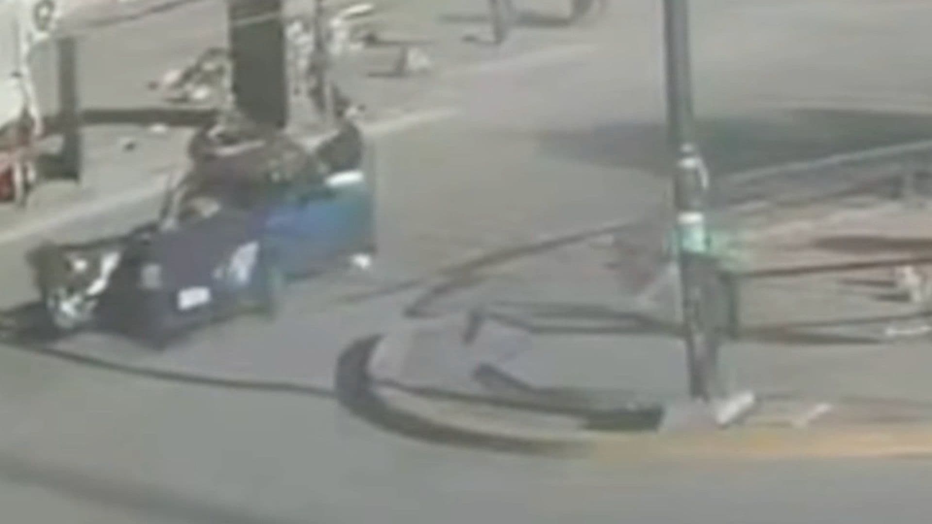 Motociclista Choca Contra Auto y Queda en el Toldo del Vehículo en Brisas del Campestre en León