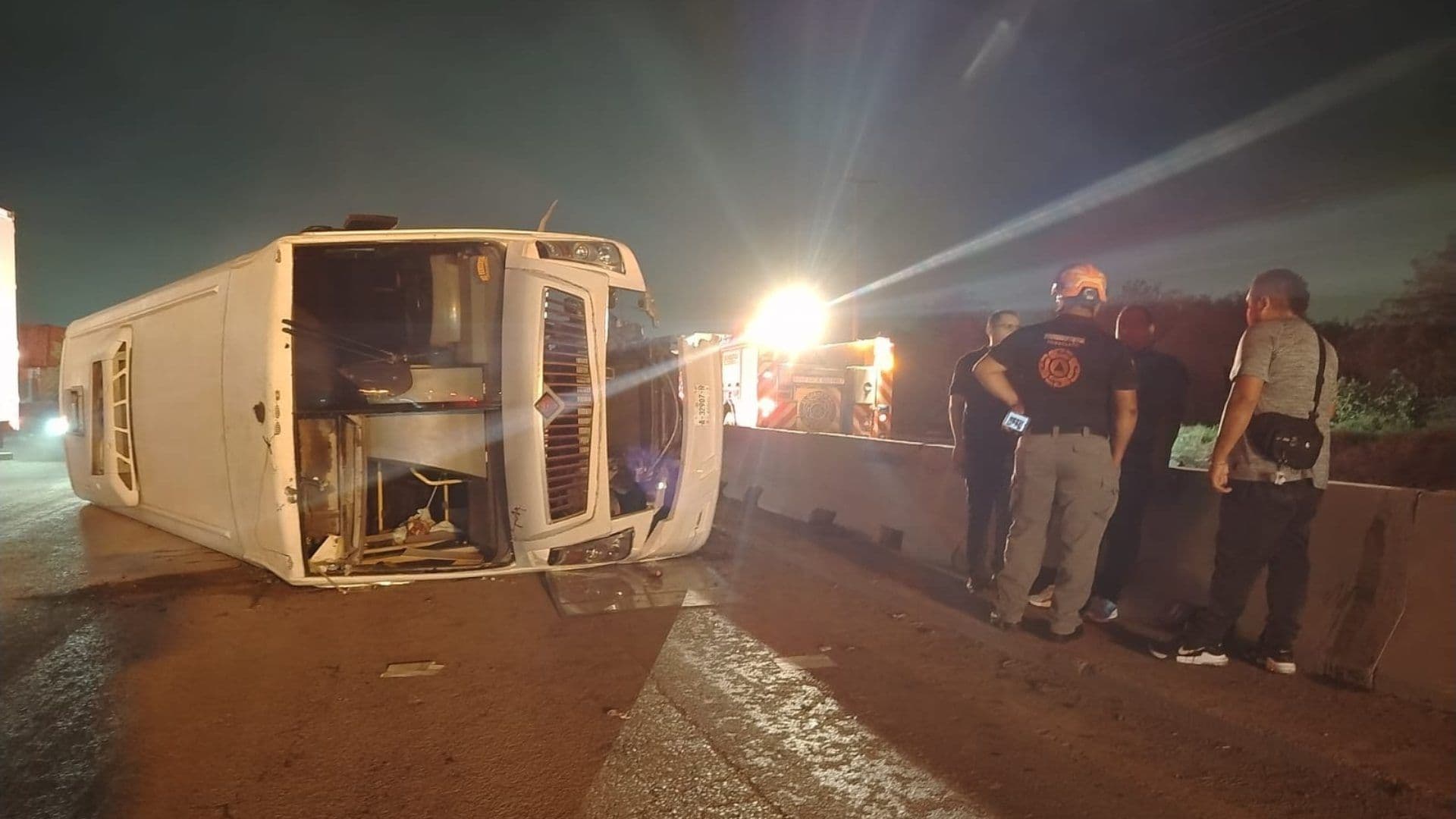 Volcadura de Transporte de Personal Deja 18 Trabajadores Heridos en Escobedo, Nuevo León
