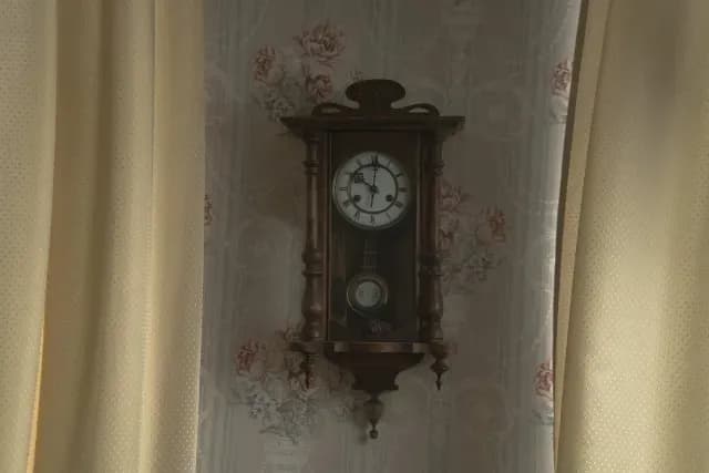 Reloj de péndulo colgado de una pared