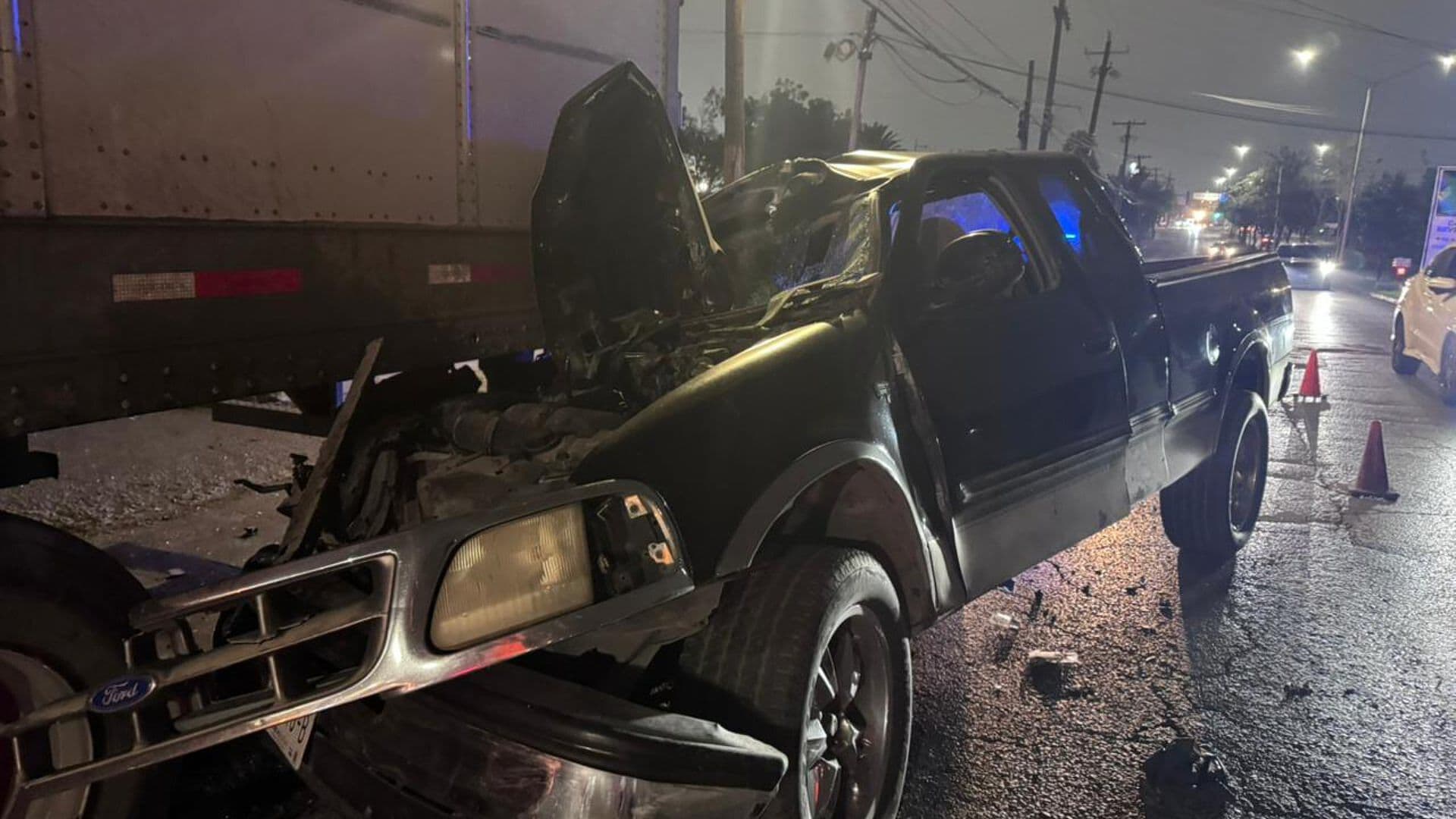 Choca Contra Tráiler y Abandona Camioneta en Escobedo, Nuevo León