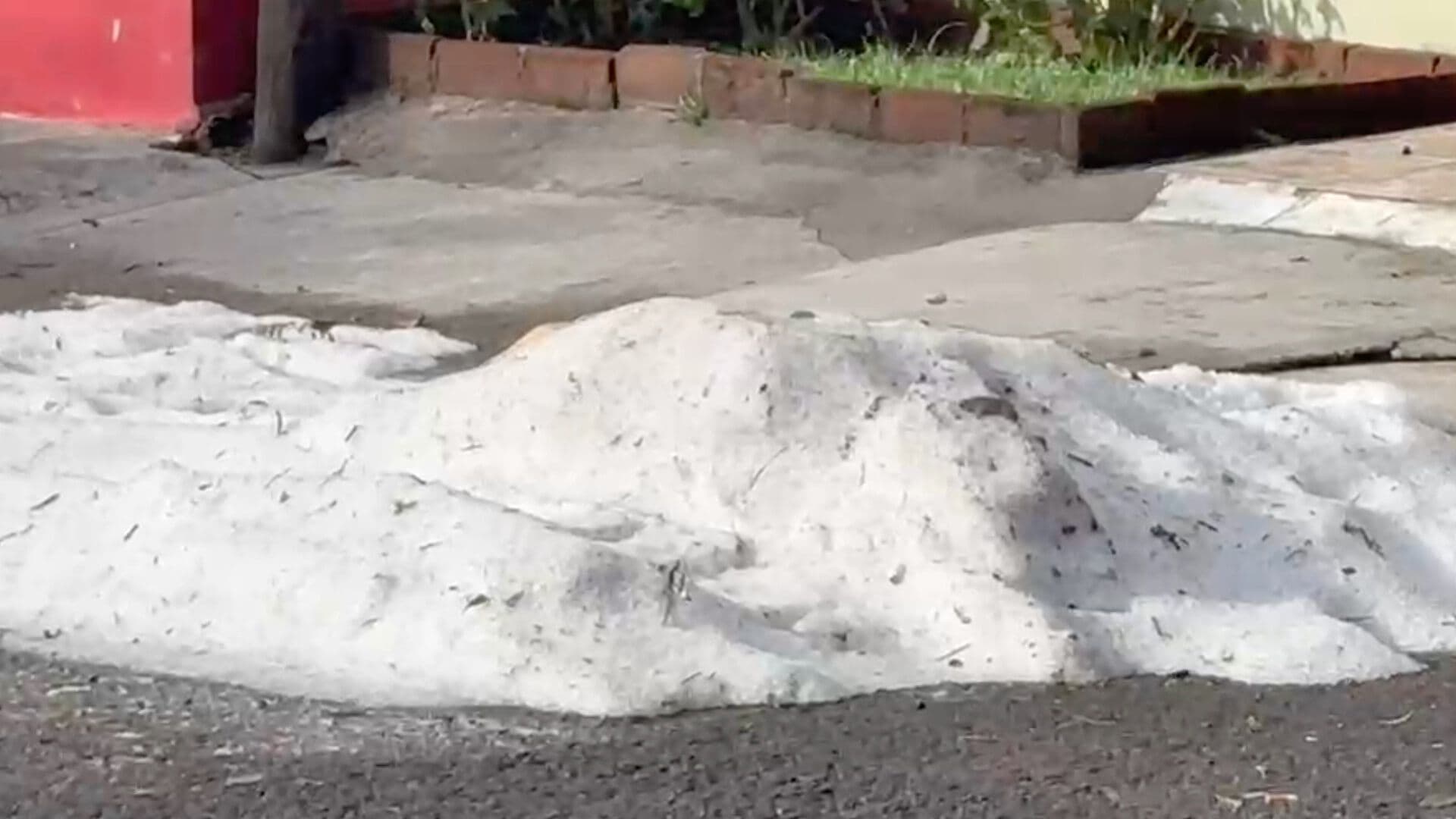 Continúan Montañas de Hielo tras Granizada en la Ciudad de Puebla