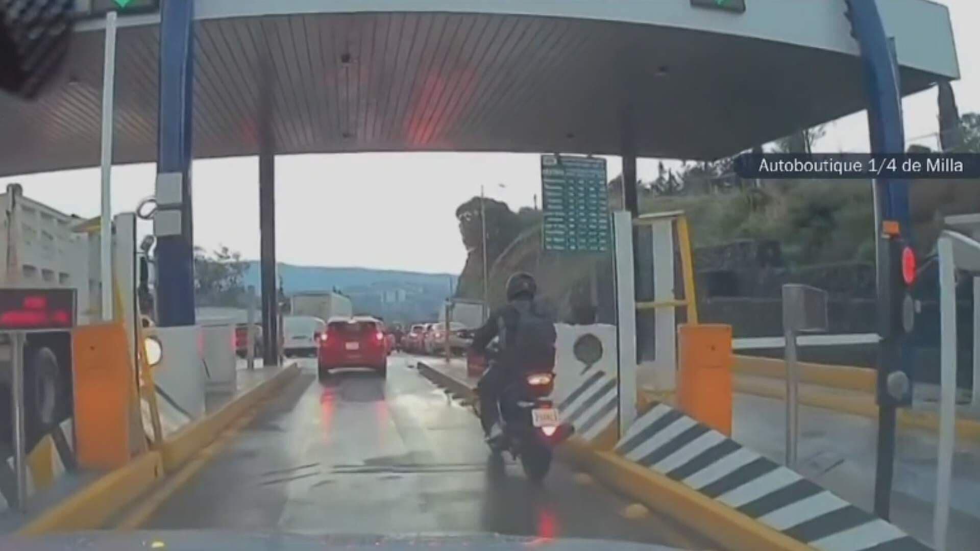 Todo por No Pagar: Motociclista Provoca Accidente en Caseta de Huixquilucan, Edomex