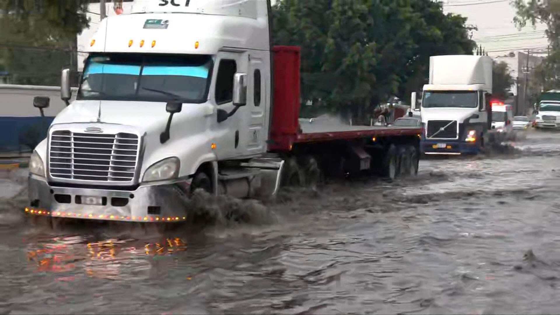 Fuertes Lluvias en Cuautitlán Dejan Inundaciones y Apagones en Loma Bonita