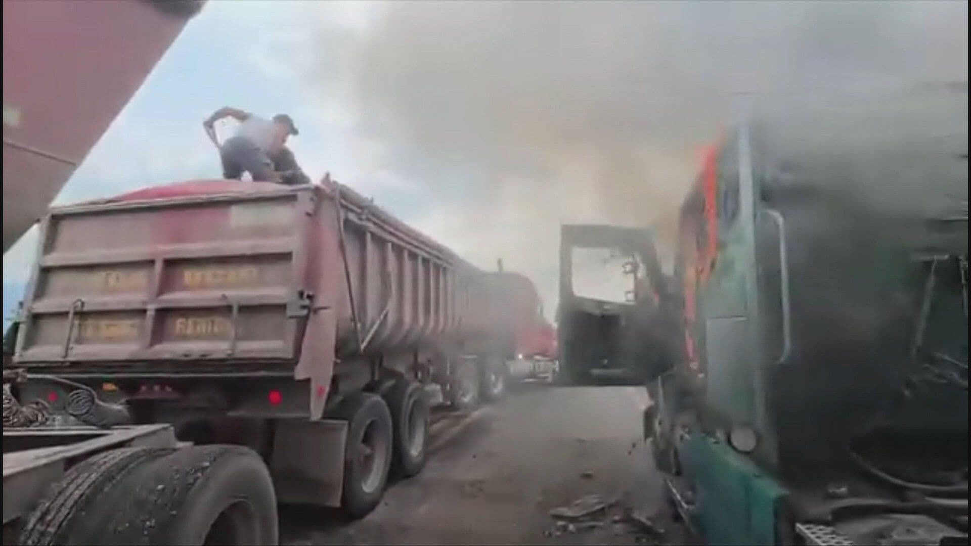 CNTE Quema Camión Góndola en la Carretera 190 tras Desalojo en Oaxaca