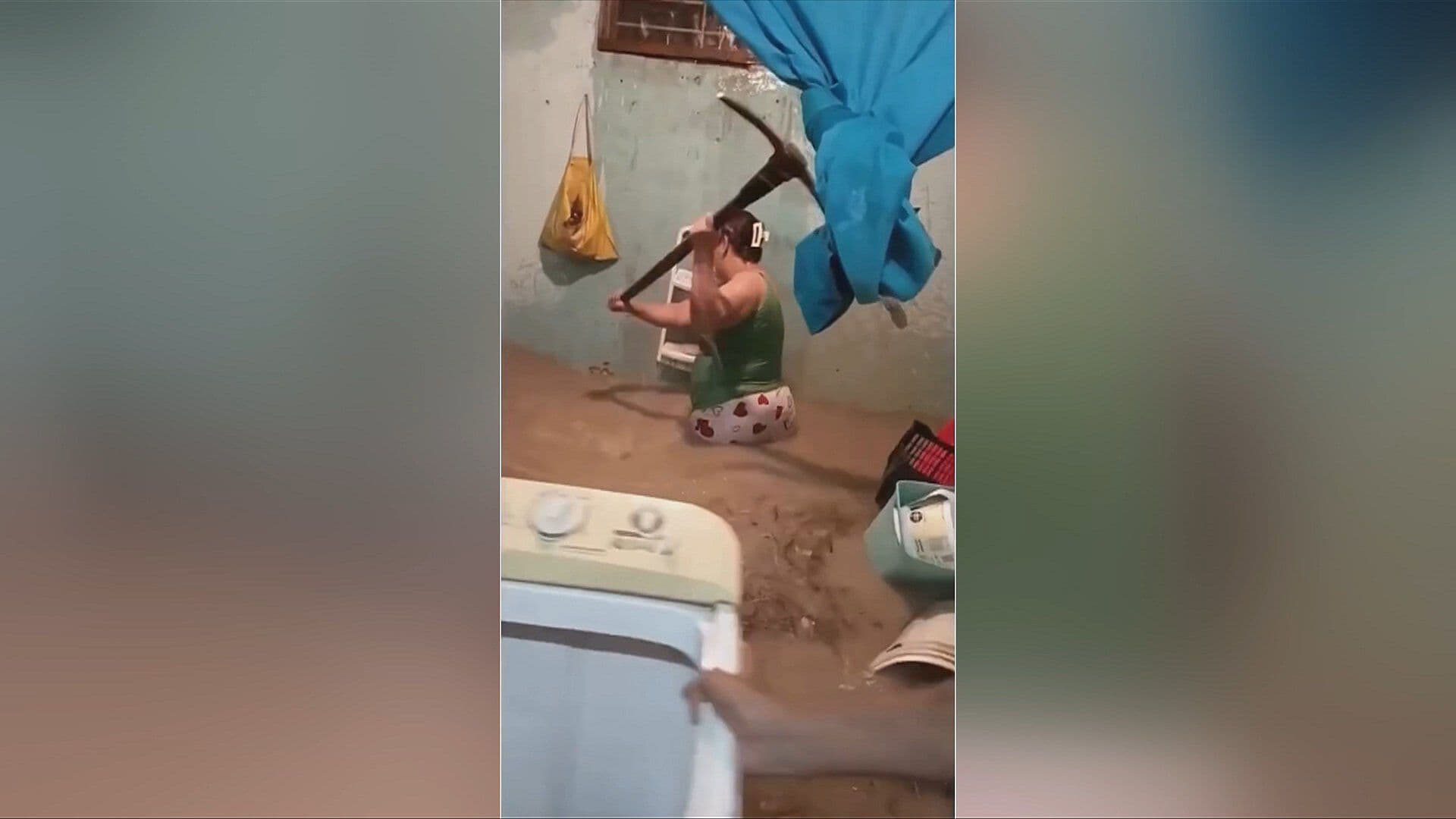 Mujer Intenta Romper Pared de su Casa para Sacar Agua de Inundación en Chiapas