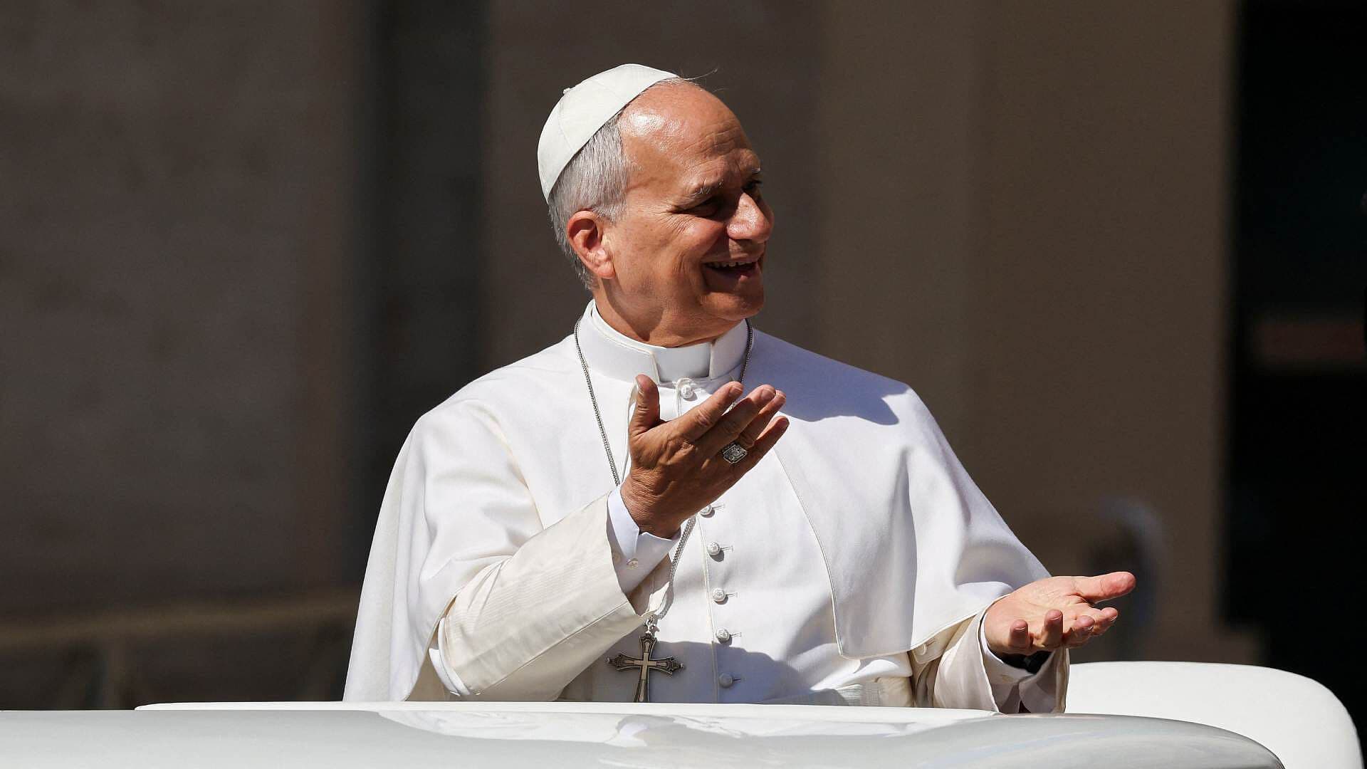 VIDEO: Papa León XIV Ayuda a Hombre que se Desmayó en El Vaticano