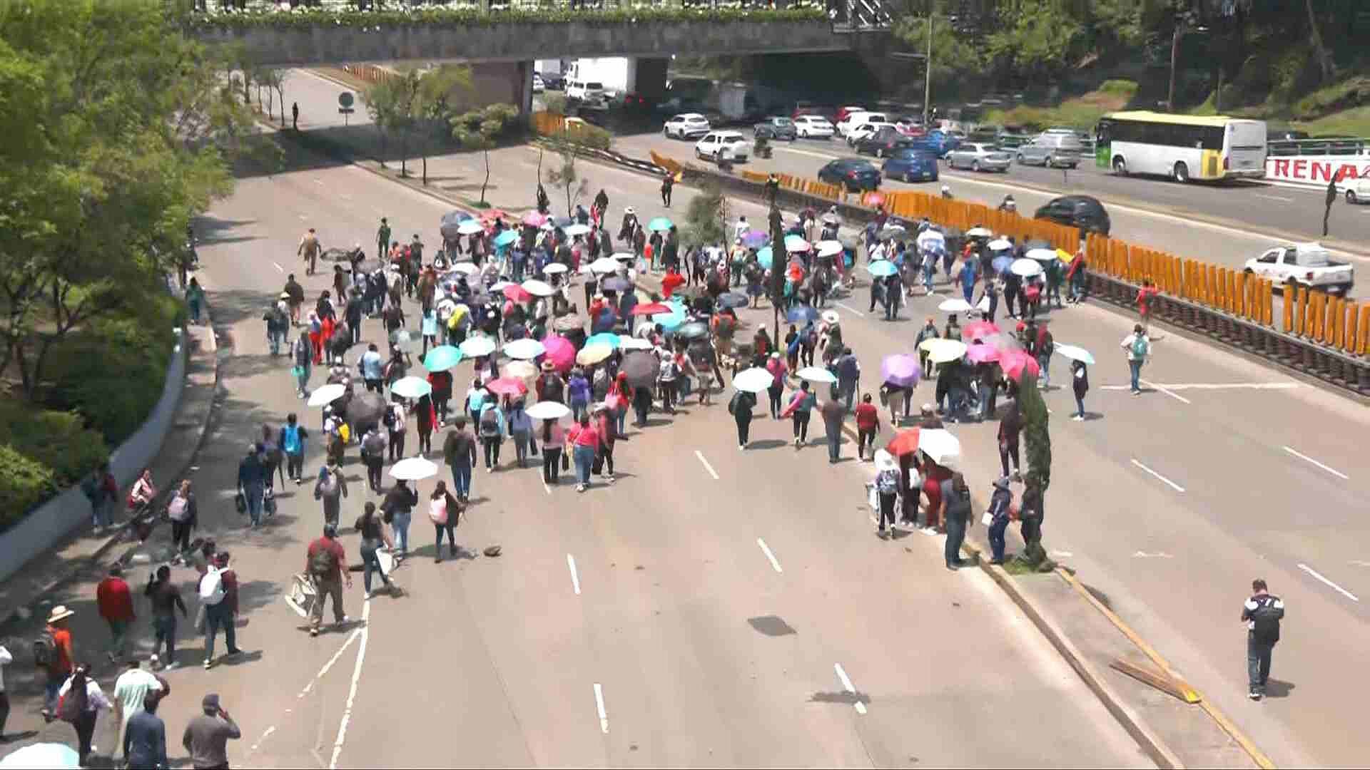 Bloqueo en Circuito Interior Hoy; Integrantes de la CNTE Bloquean Ambos Sentidos de la Vialidad