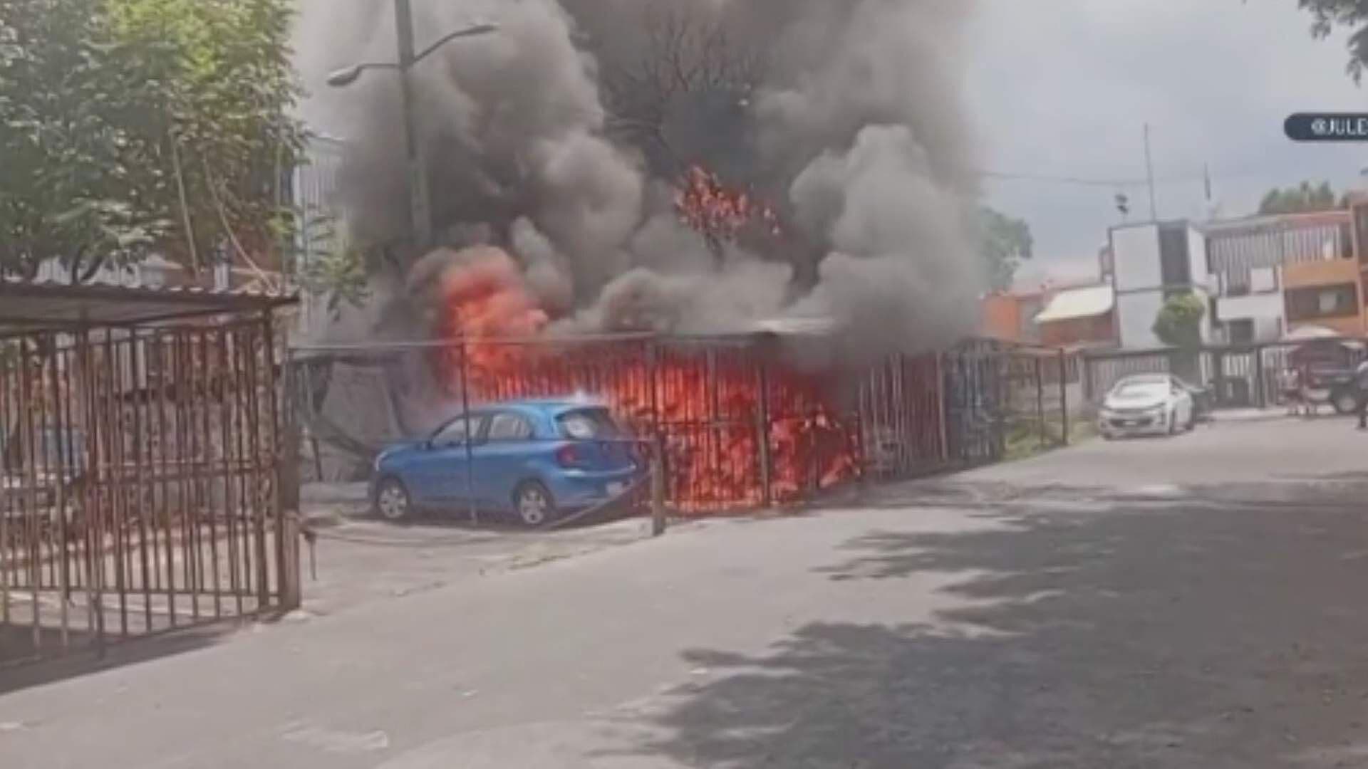 Momento Exacto del Incendio en Iztacalco; Fuego Consume Autos en Estacionamiento