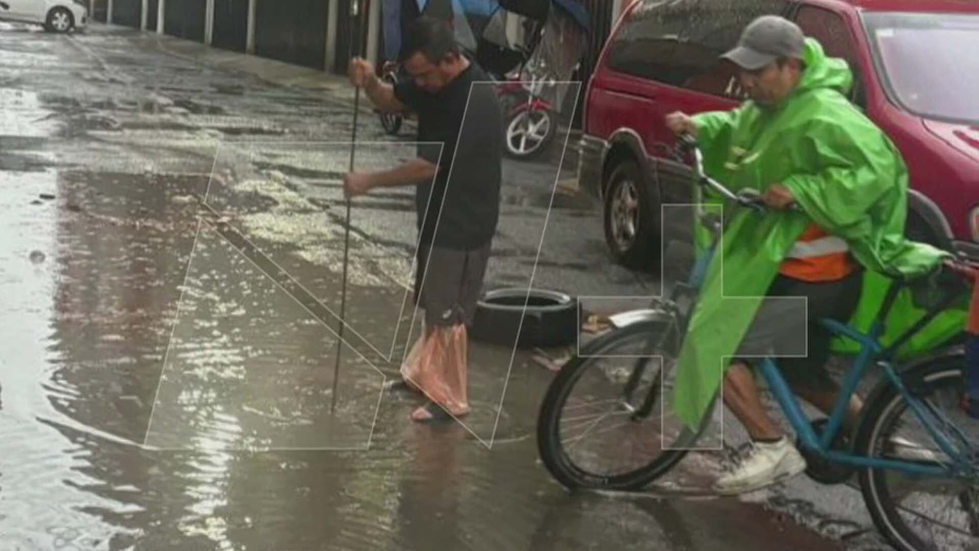 “Aguas Negras Brotan de Coladera y Baño” Vecinos de la Colonia Praderas por Inundaciones en GAM,