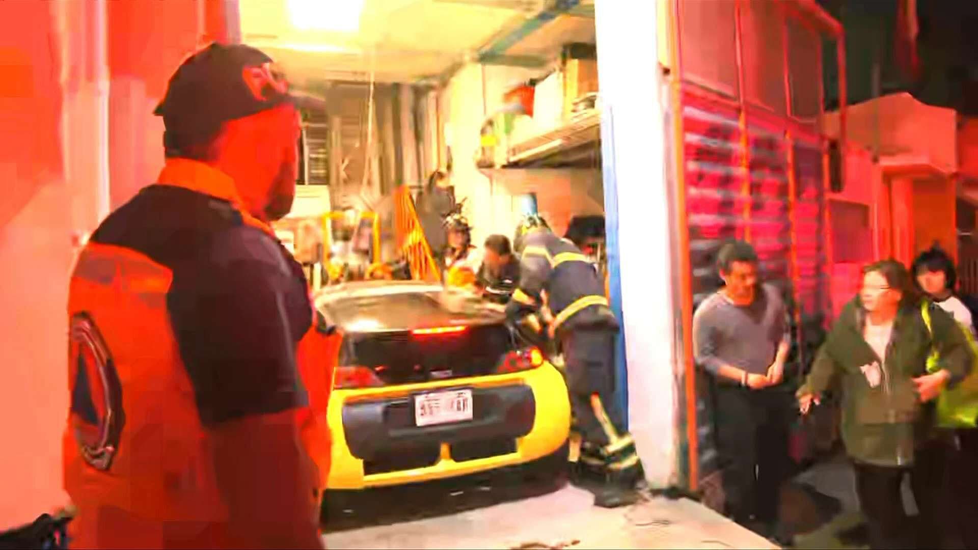 Rescatan a Dos Personas Atrapadas en Elevador en la Álvaro Obregón